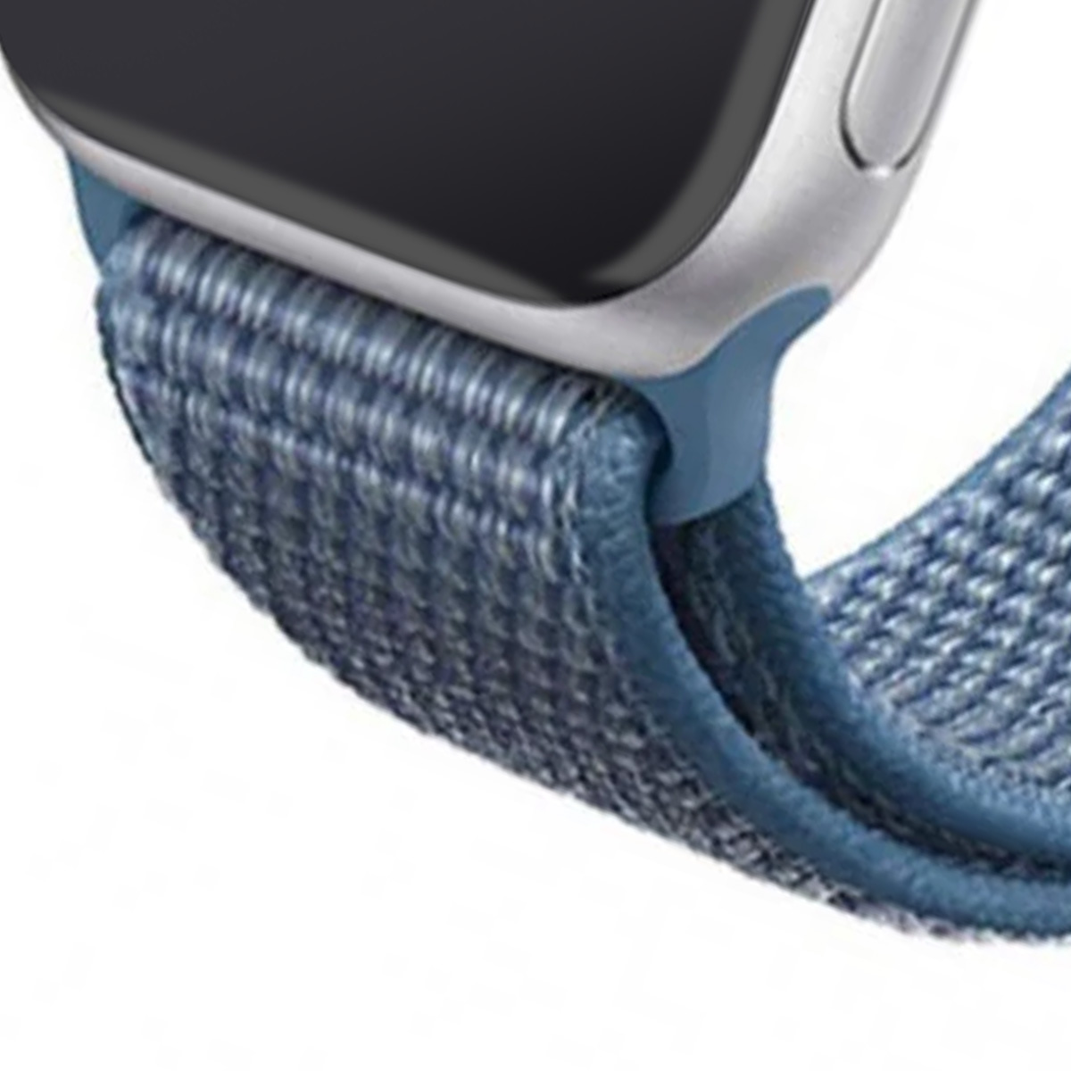 Zbliżenie niebieskiego tkanego paska do zegarka przymocowanego do srebrnej koperty zegarka. Pasek ma teksturowany wygląd.