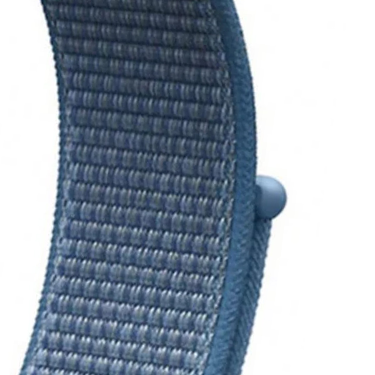 Zbliżenie niebieskiego tkanego paska do zegarka pokazujące jego teksturowaną powierzchnię i szczegóły konstrukcyjne.