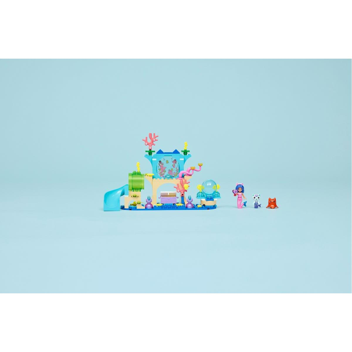 Zestaw Lego z konstrukcją o tematyce wodnej, figurkami i akcesoriami na niebieskim tle.