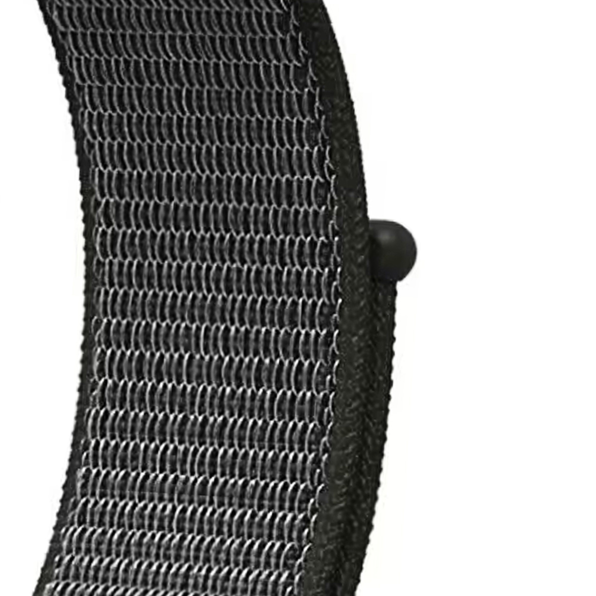 Primo piano di un cinturino nero in nylon con una piccola chiusura rotonda nera.