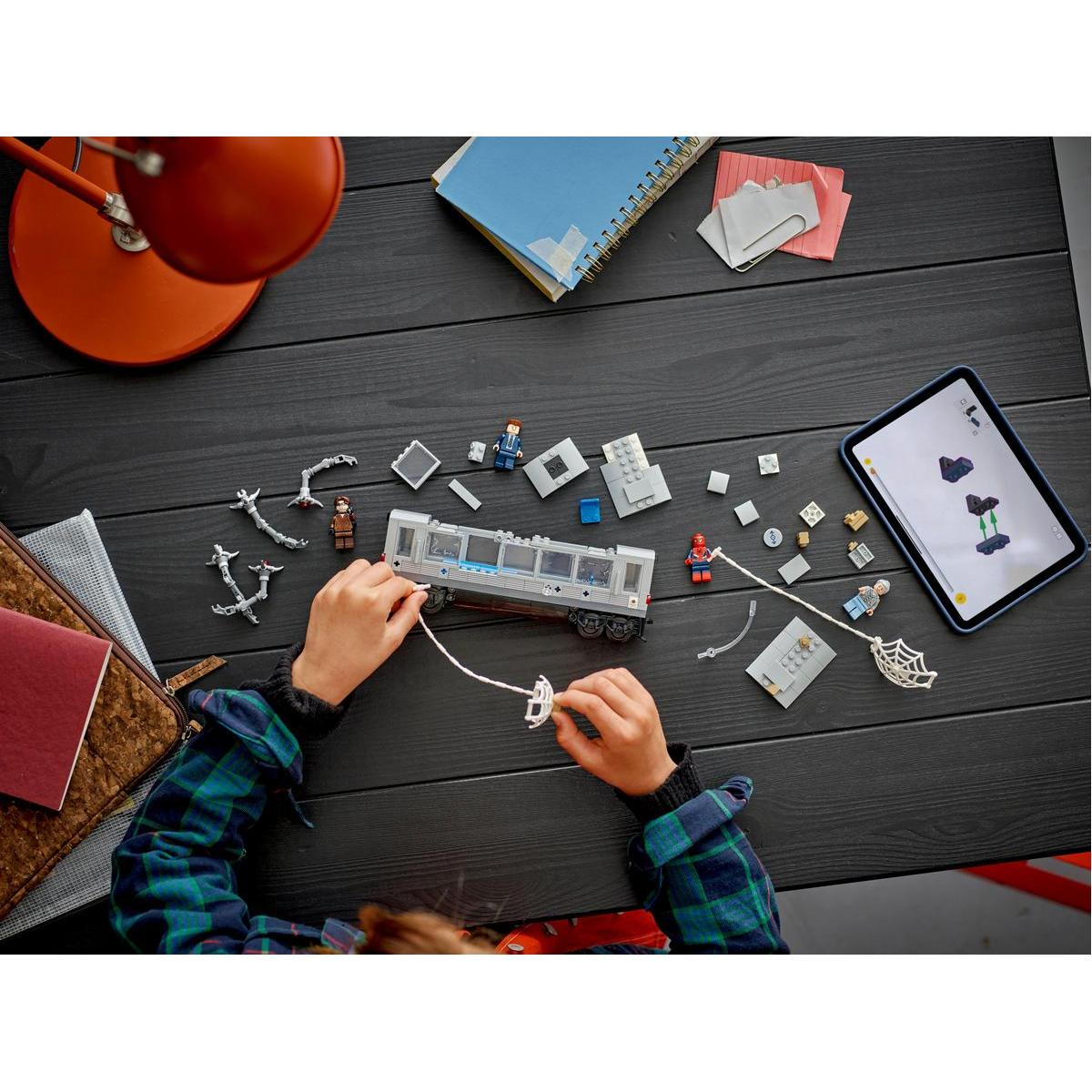 Zdjęcie z góry dziecka bawiącego się zestawem Lego Spider-Man.