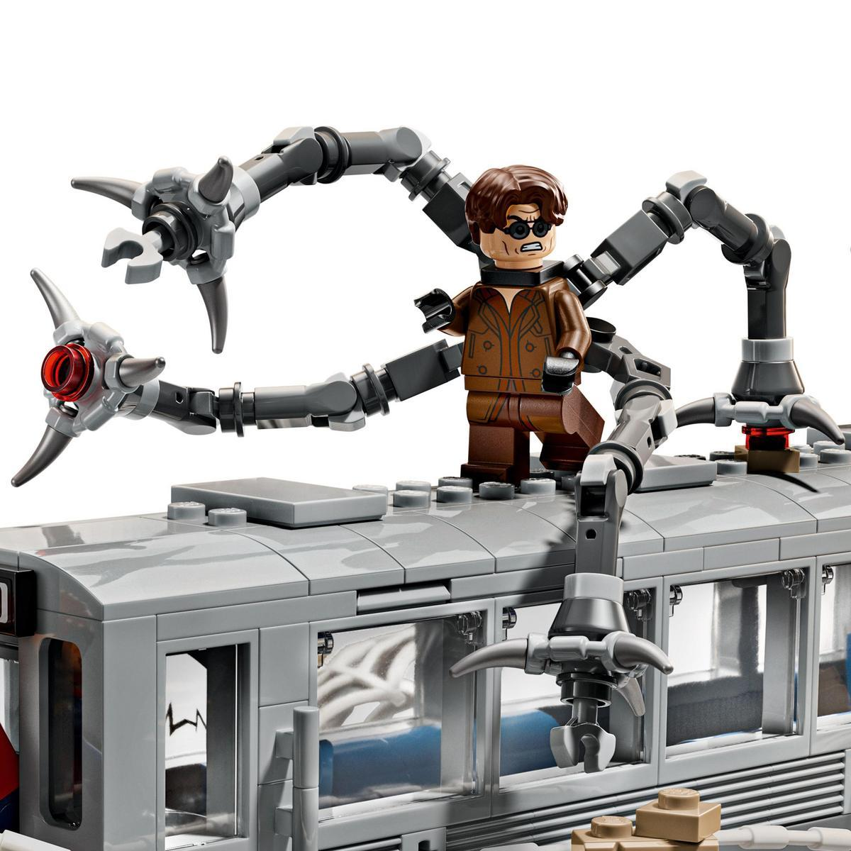 Zbliżenie na Lego Doctor Octopus na szarym pociągu metra.