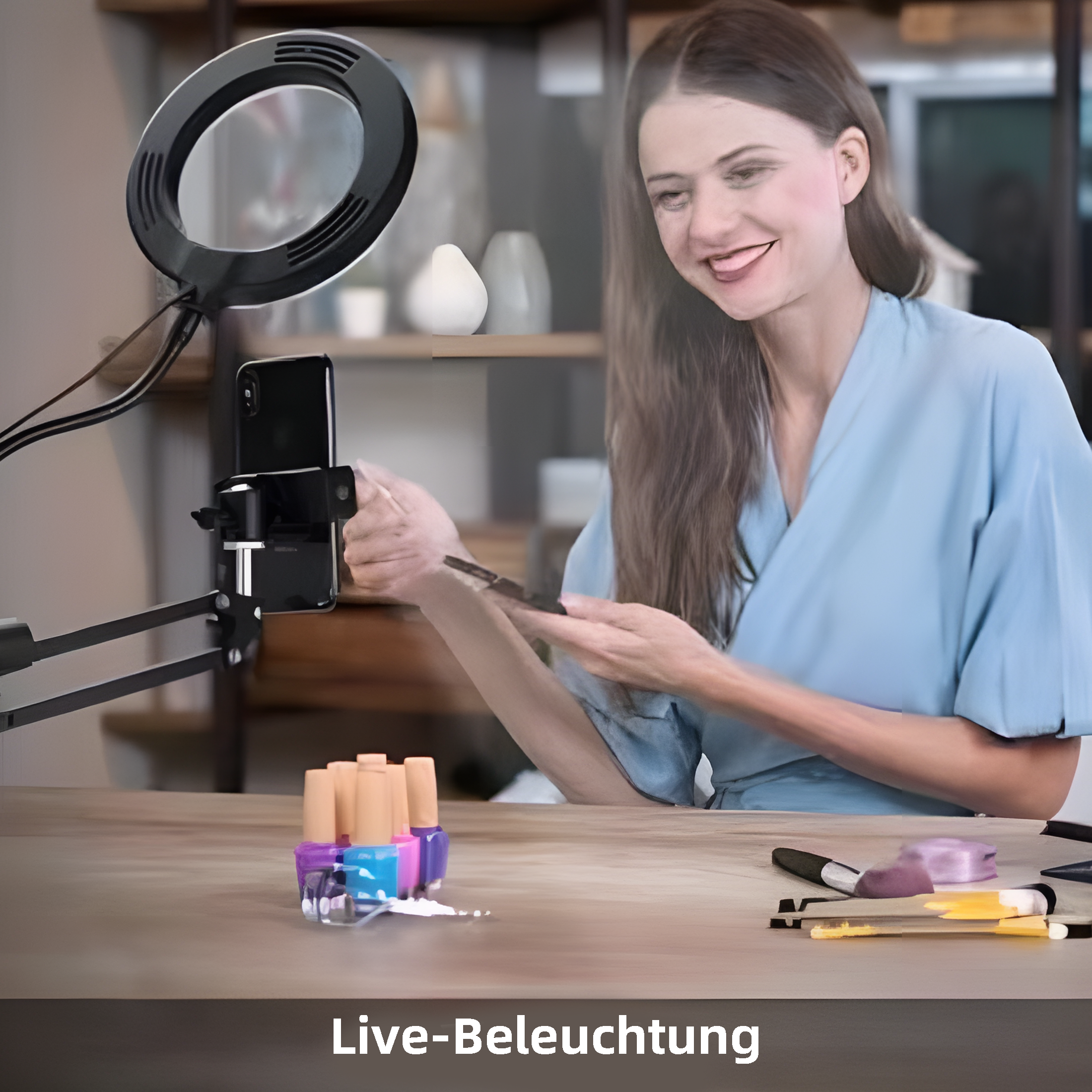 Eine Frau benutzt ein Ringlicht-Setup für eine Live-Übertragung, mit Beauty-Produkten auf dem Tisch.