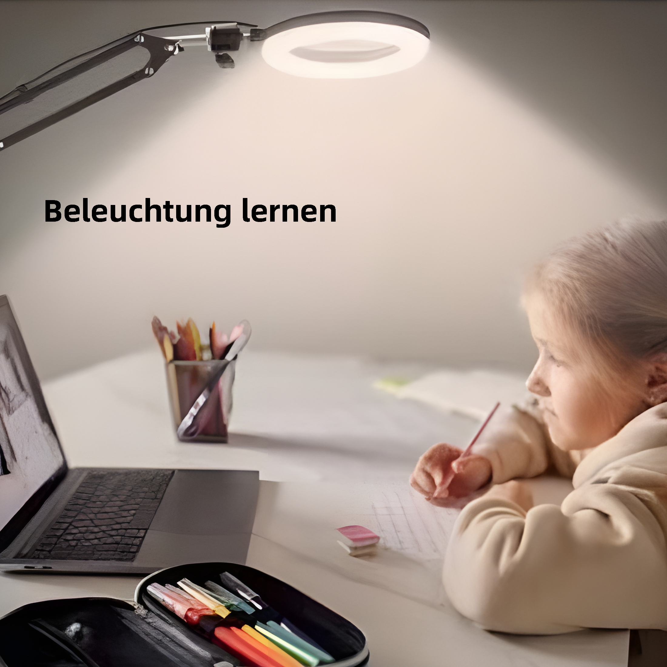 Ein Mädchen schreibt an einem Tisch mit einem Laptop und einer Schreibtischlampe.