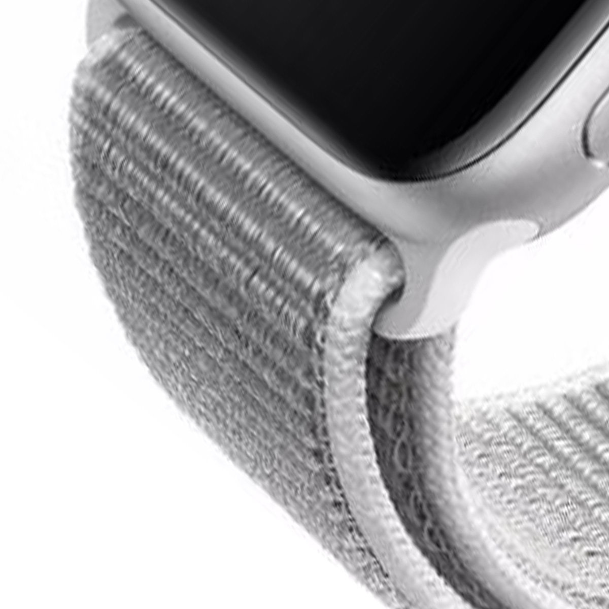 Primo piano dell'attacco del cinturino di uno smartwatch al quadrante, con tessuto grigio.