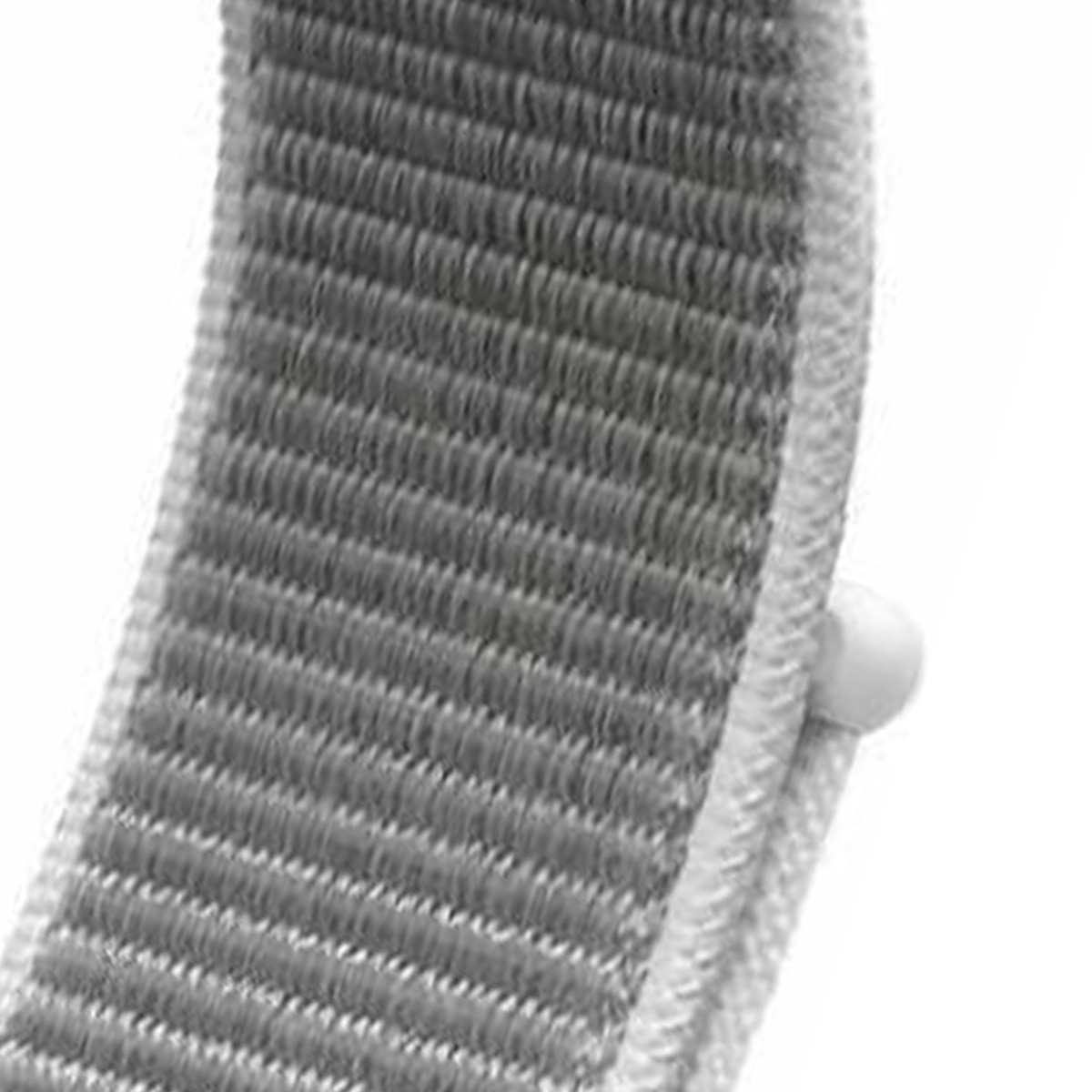 Primo piano di un cinturino per orologio grigio intrecciato, che mostra in dettaglio la texture e la trama del tessuto.