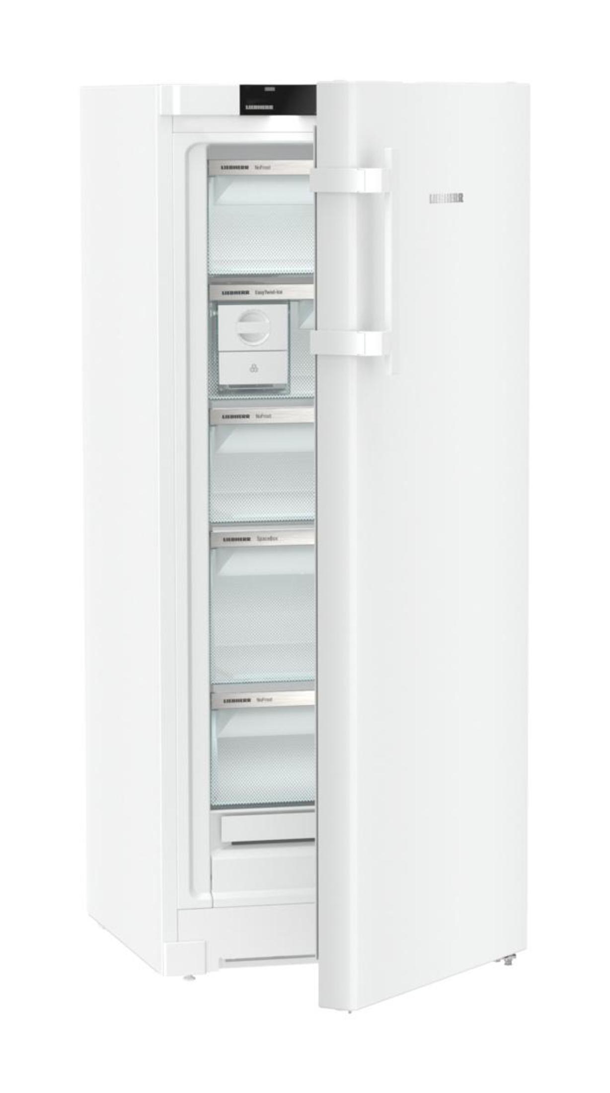 Weißer Kühlschrank mit offener Tür, der Regale und Innenteile zeigt.
