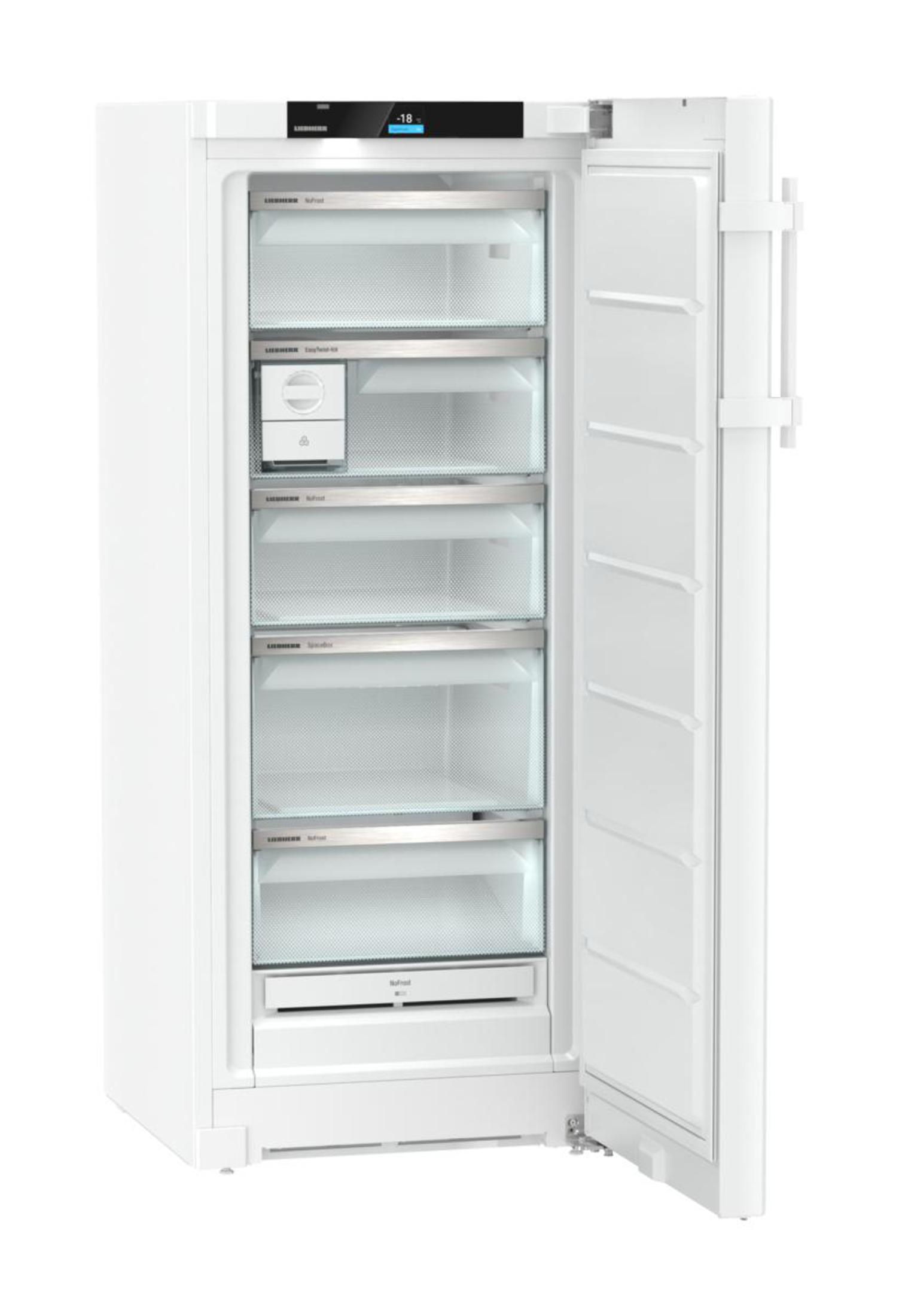 Weißer Kühlschrank mit offener Tür, der Regale, ein Display und Innenteile zeigt.