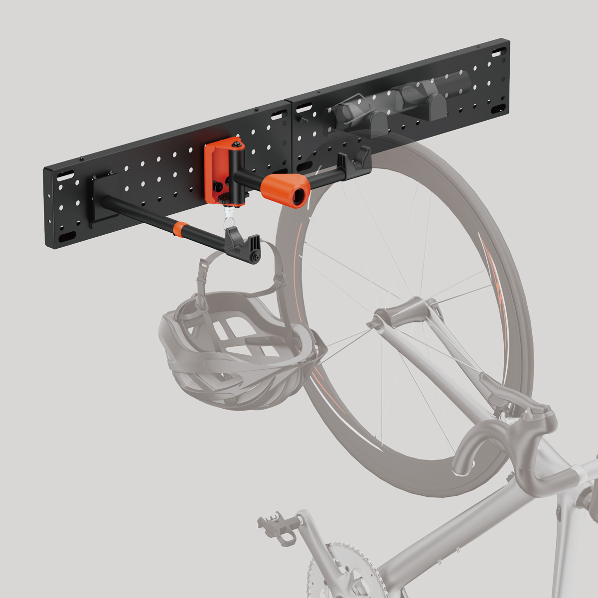 Fahrradträger an einer Wand montiert. Schwarz, orange und ein Fahrrad mit Helm.