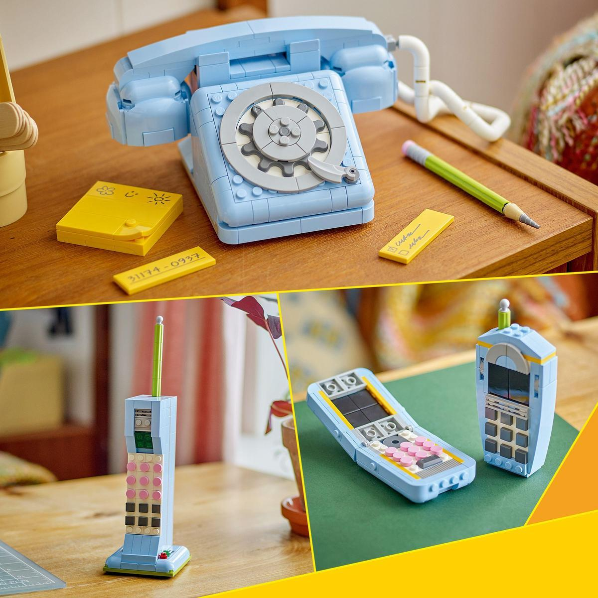 Ahşap bir yüzey üzerinde bir kalem ve not defteri ile üç Lego oyuncak telefon.