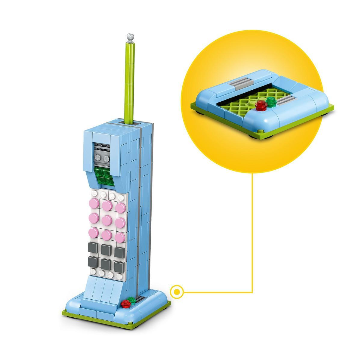 Yeşil antenli ve ayrı tabanlı, mavi ve yeşil bir Lego telefon modeli.