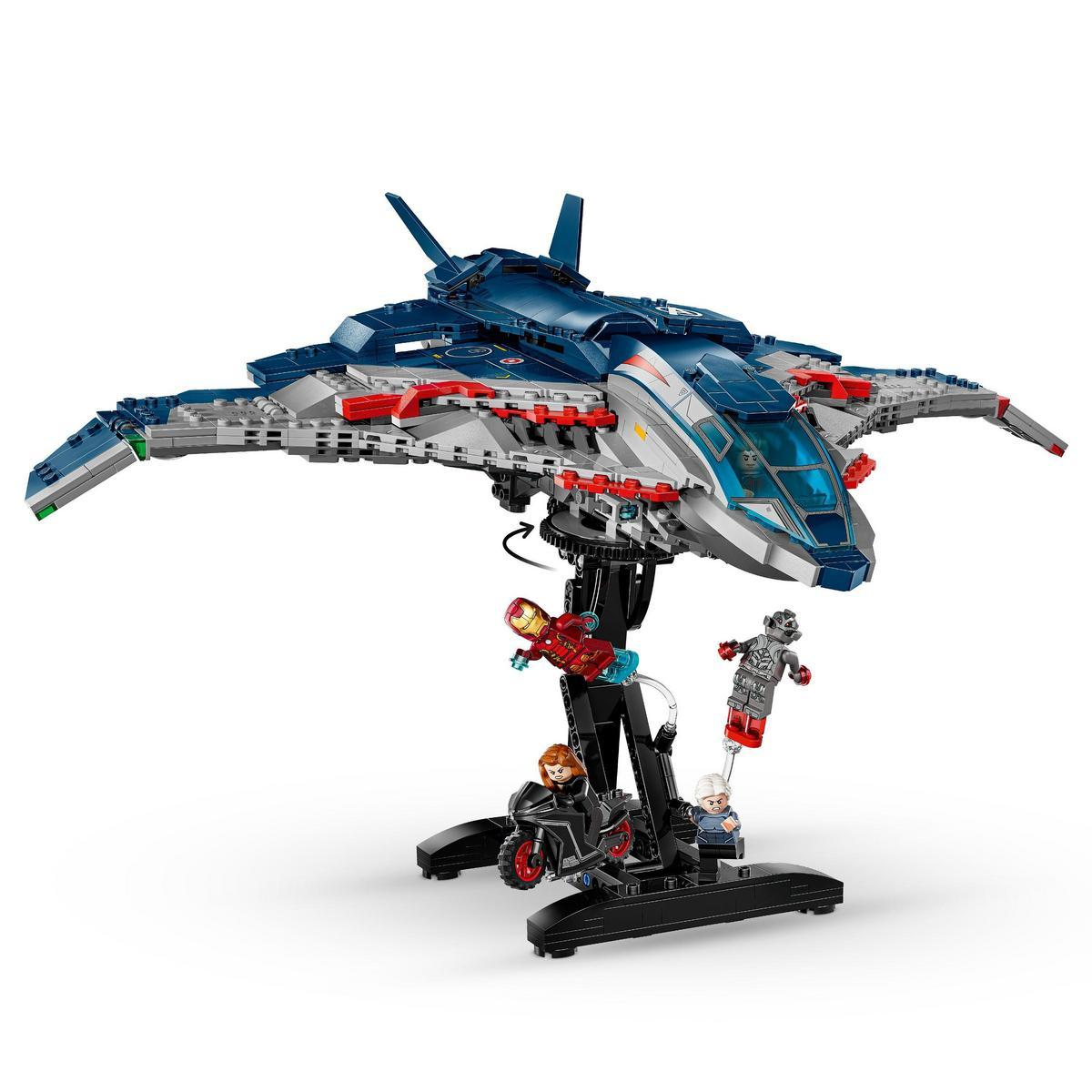 Set Lego Marvel: aereo Avengers con personaggi su un supporto nero. Iron Man, Ant-Man, Vedova Nera.