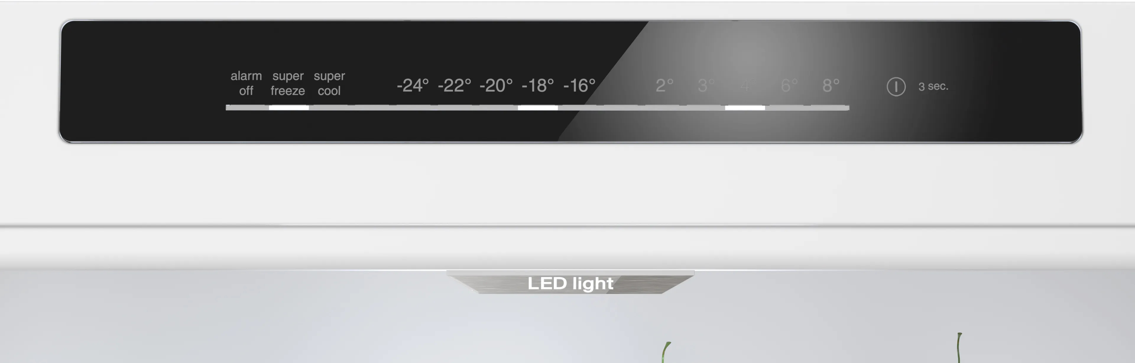Nahaufnahme eines Kühlschrankbedienfelds mit Temperatureinstellungen und einer LED-Leuchte.