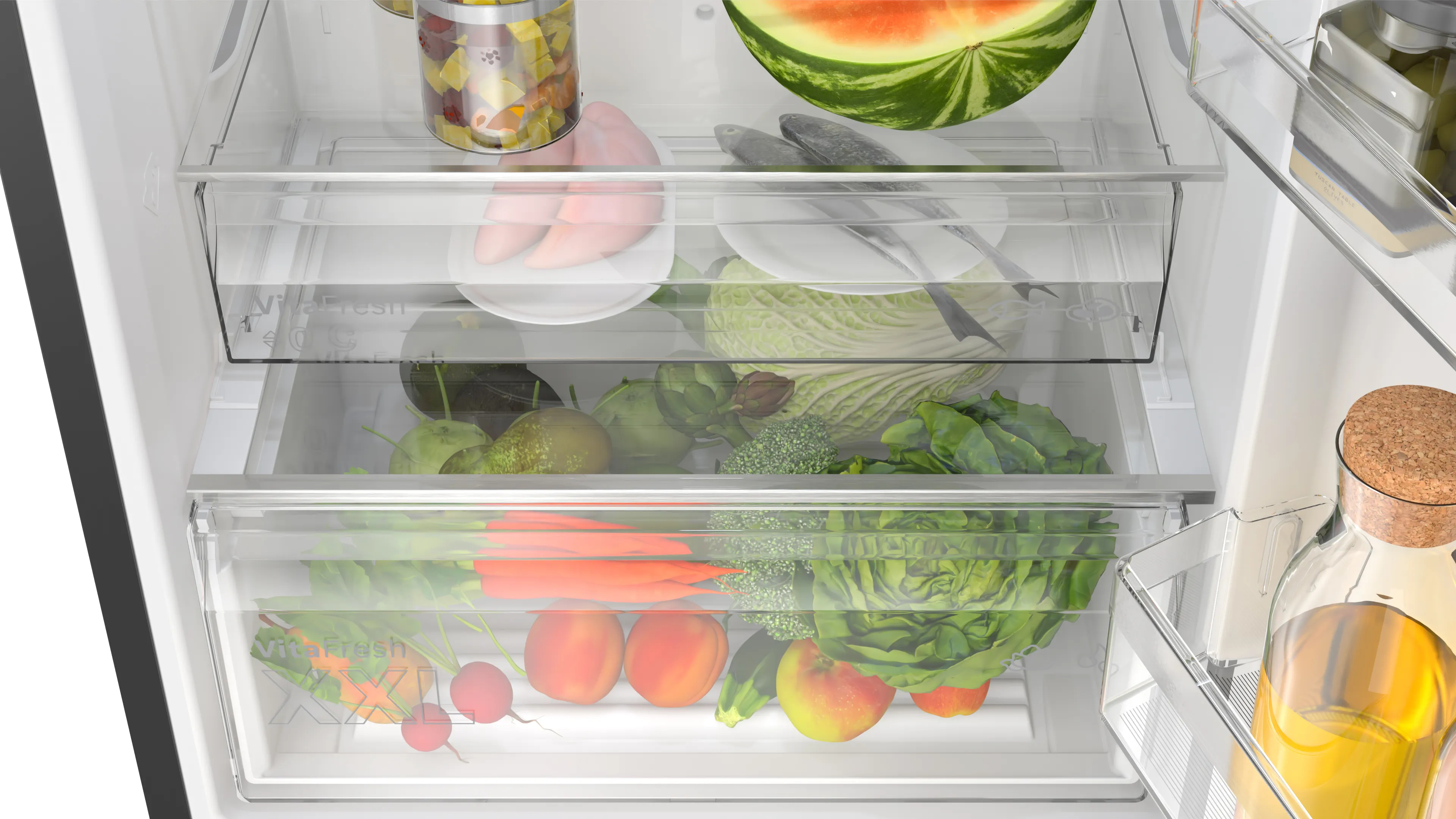 Geöffneter Kühlschrank mit Schubladen voller frischem Gemüse wie Karotten und Salat.