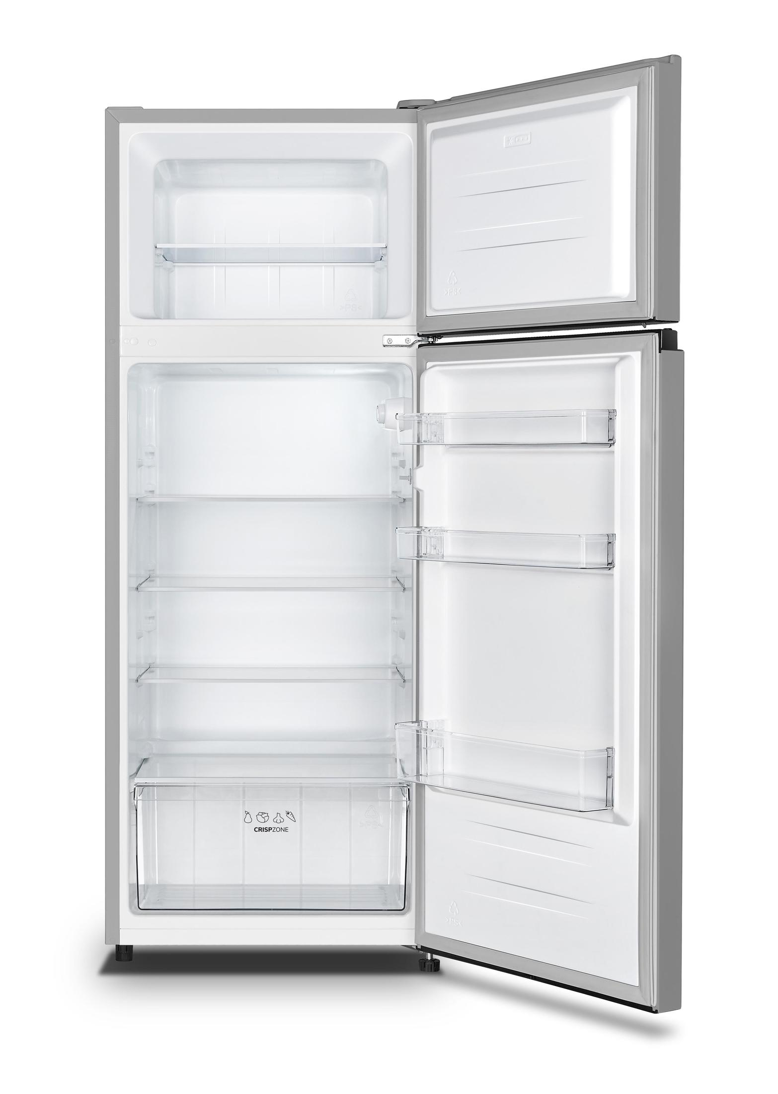Ein offener, leerer, silberner Kühlschrank mit Regalen und einer Schublade.