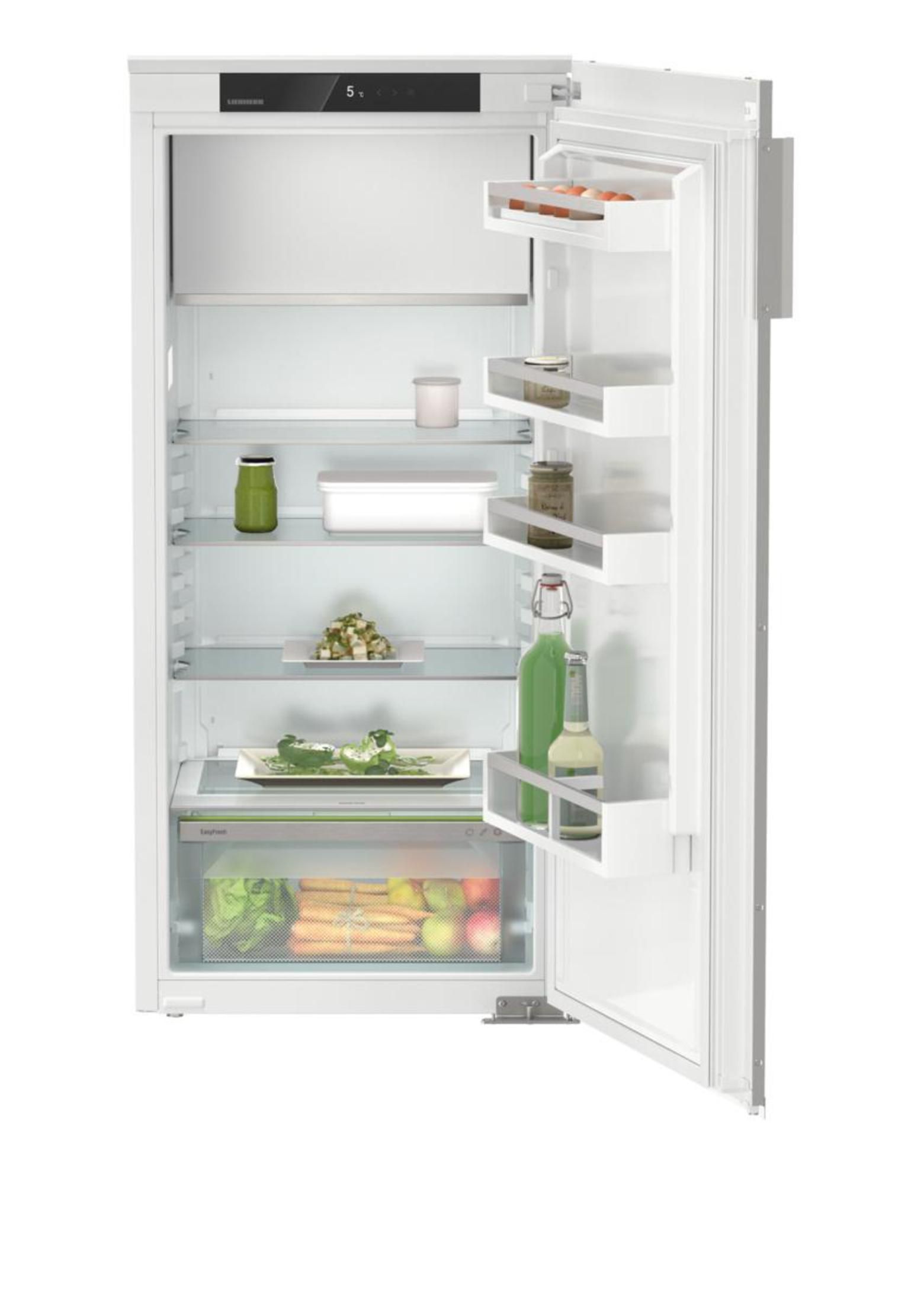 Un frigorifero bianco aperto, che mostra ripiani, cassetti e vari alimenti all'interno.
