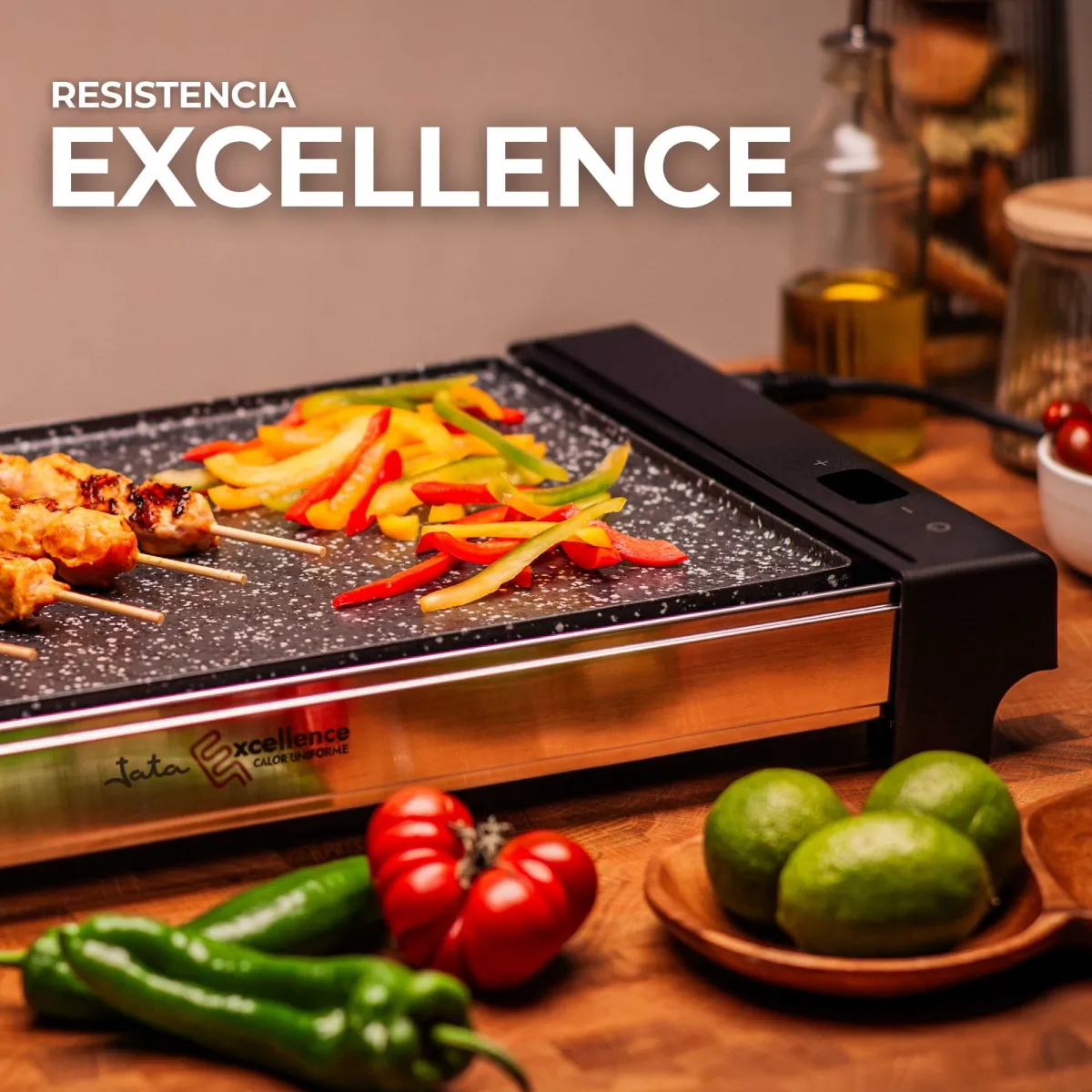 Una griglia con cibo, peperoni e pomodori su una superficie di legno.