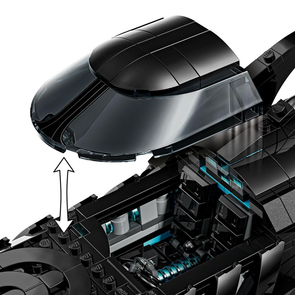 Primo piano della Batmobile Lego con la parte superiore sollevata, che mostra l'interno.
