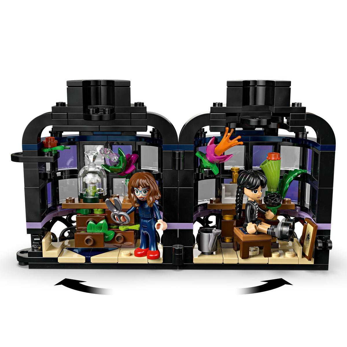 Zestaw LEGO z dwoma pokojami, każdy z minifigurką, przedstawiający scenę z Wednesday.