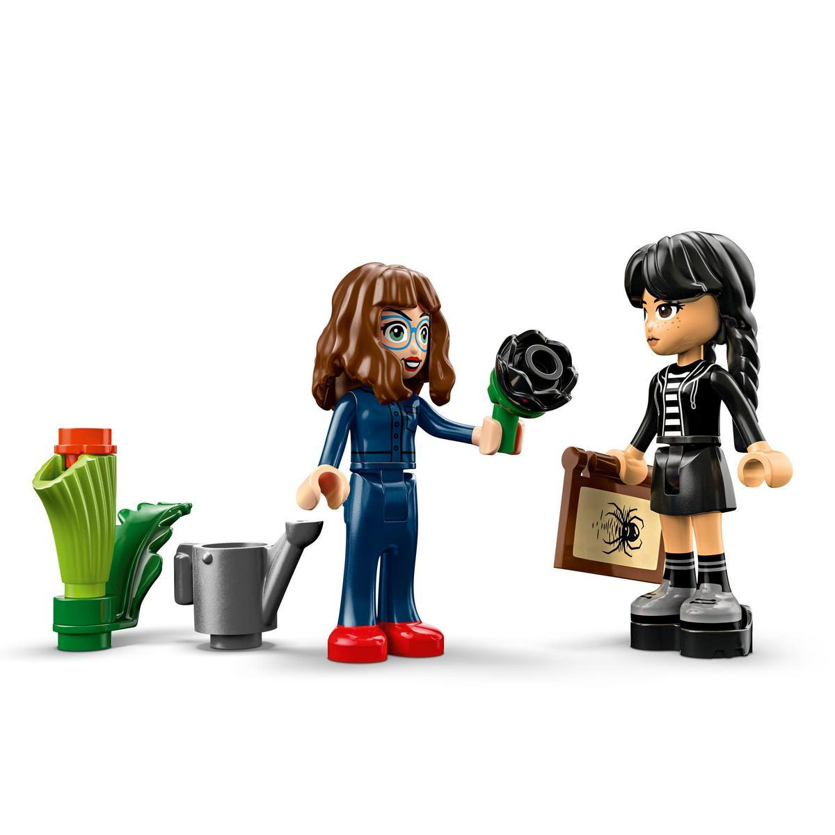 Figurki Lego: kobieta z kwiatem i kobieta z obrazkiem pająka.