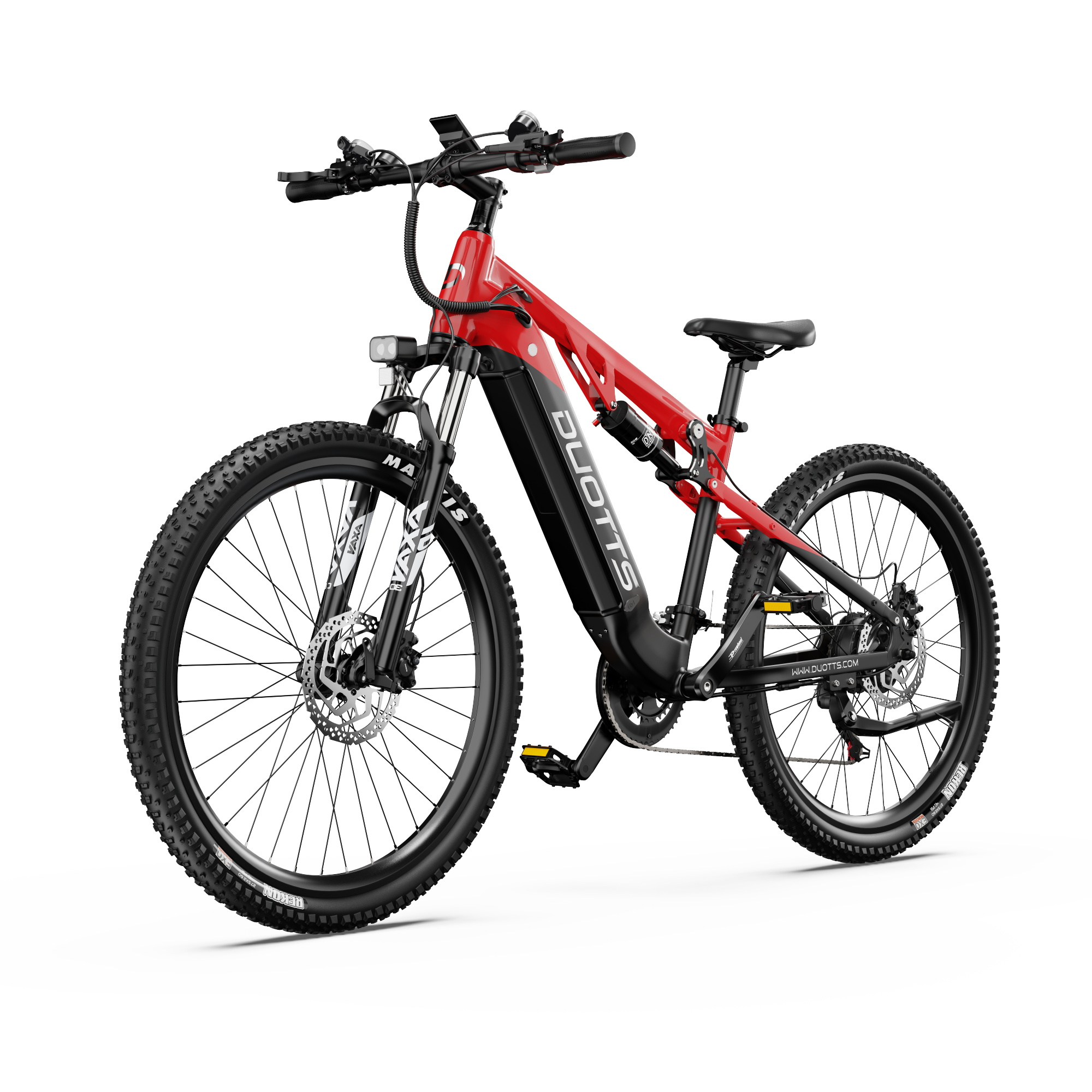 Bicicleta de montaña roja y negra sobre fondo blanco. Neumáticos negros y cuadro rojo.