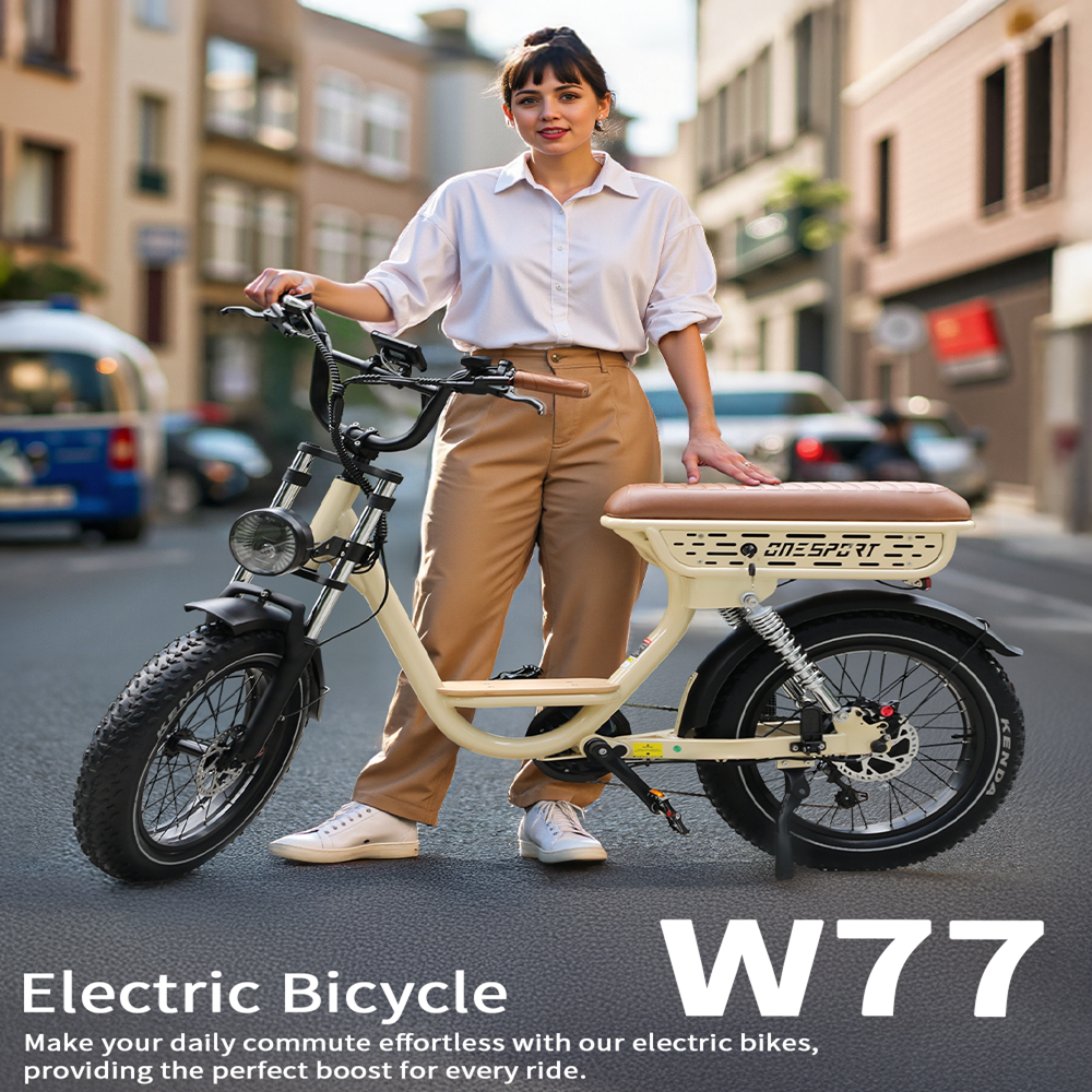 Una mujer con una e-bike crema en una calle. La bici tiene luz y asiento marrón.