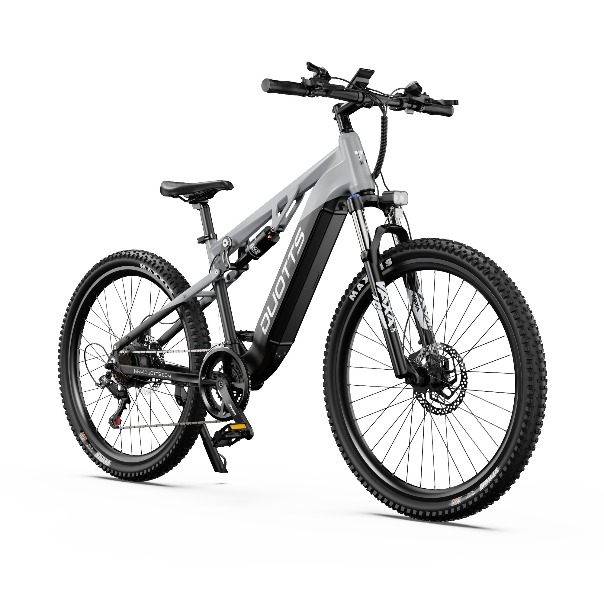 Una bicicleta eléctrica sobre un fondo blanco. La bicicleta es gris y negra, con neumáticos grandes y suspensión.