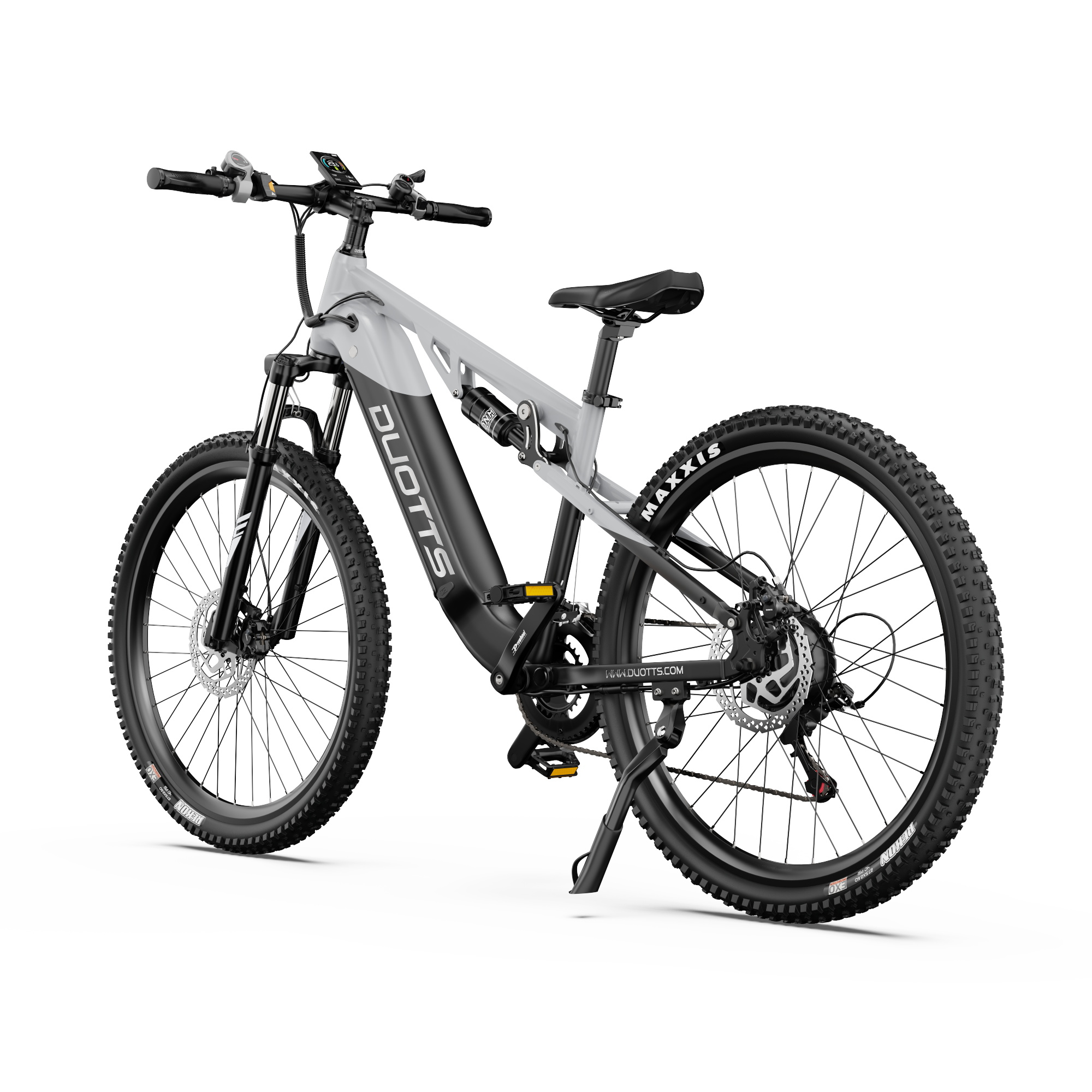 Bicicleta eléctrica sobre fondo blanco. La bicicleta es gris y negra con neumáticos gruesos y suspensión.
