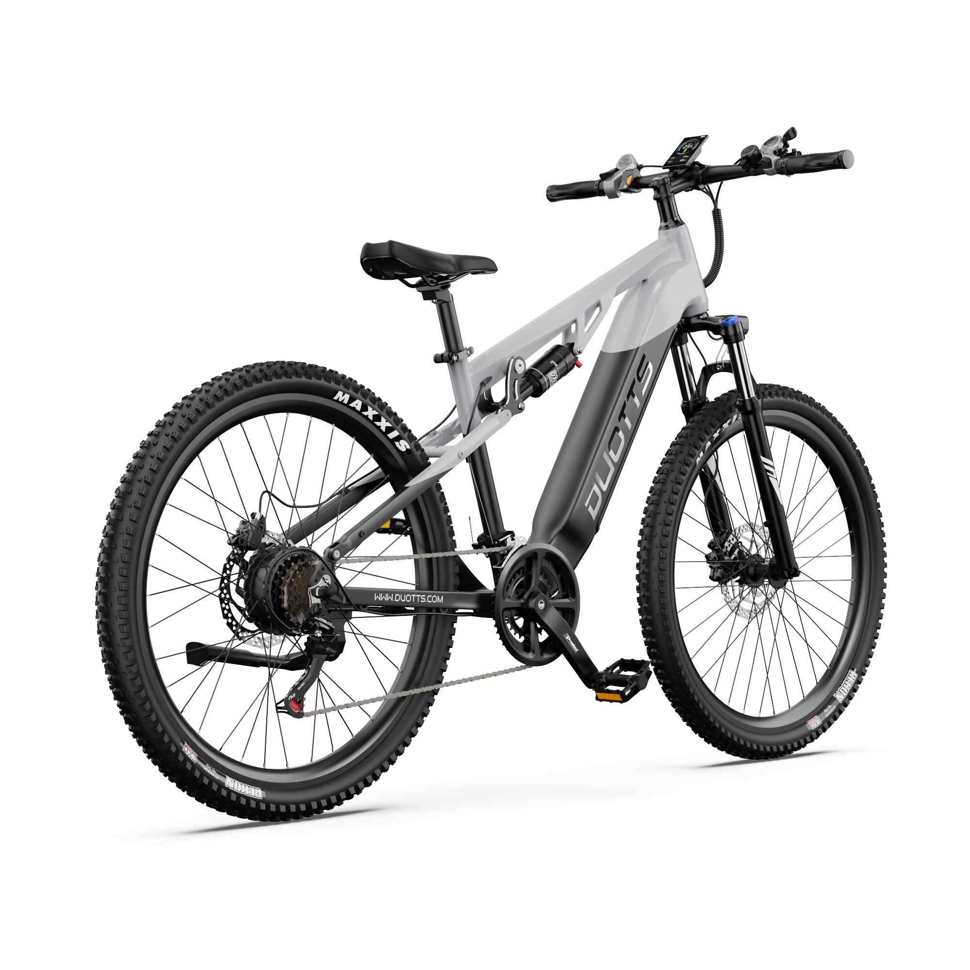 Bicicleta eléctrica sobre fondo blanco. La bicicleta es gris y negra con neumáticos gruesos y suspensión. Vista lateral.