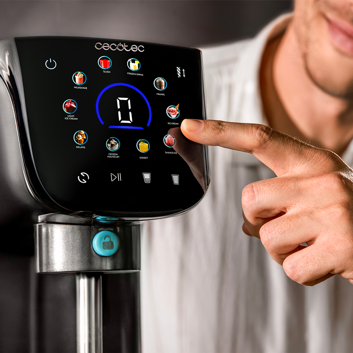 Dito di una persona che tocca il touchscreen di un frullatore. Lo schermo mostra varie opzioni di bevande.