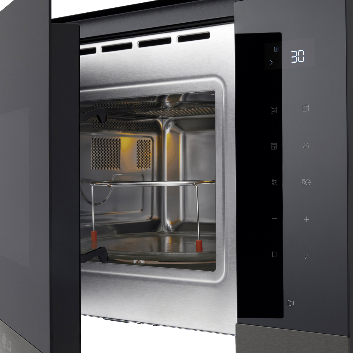 Otwarta kuchenka mikrofalowa LG. Wnętrze widoczne ze szklanym talerzem, stojakiem i światłami. 30.