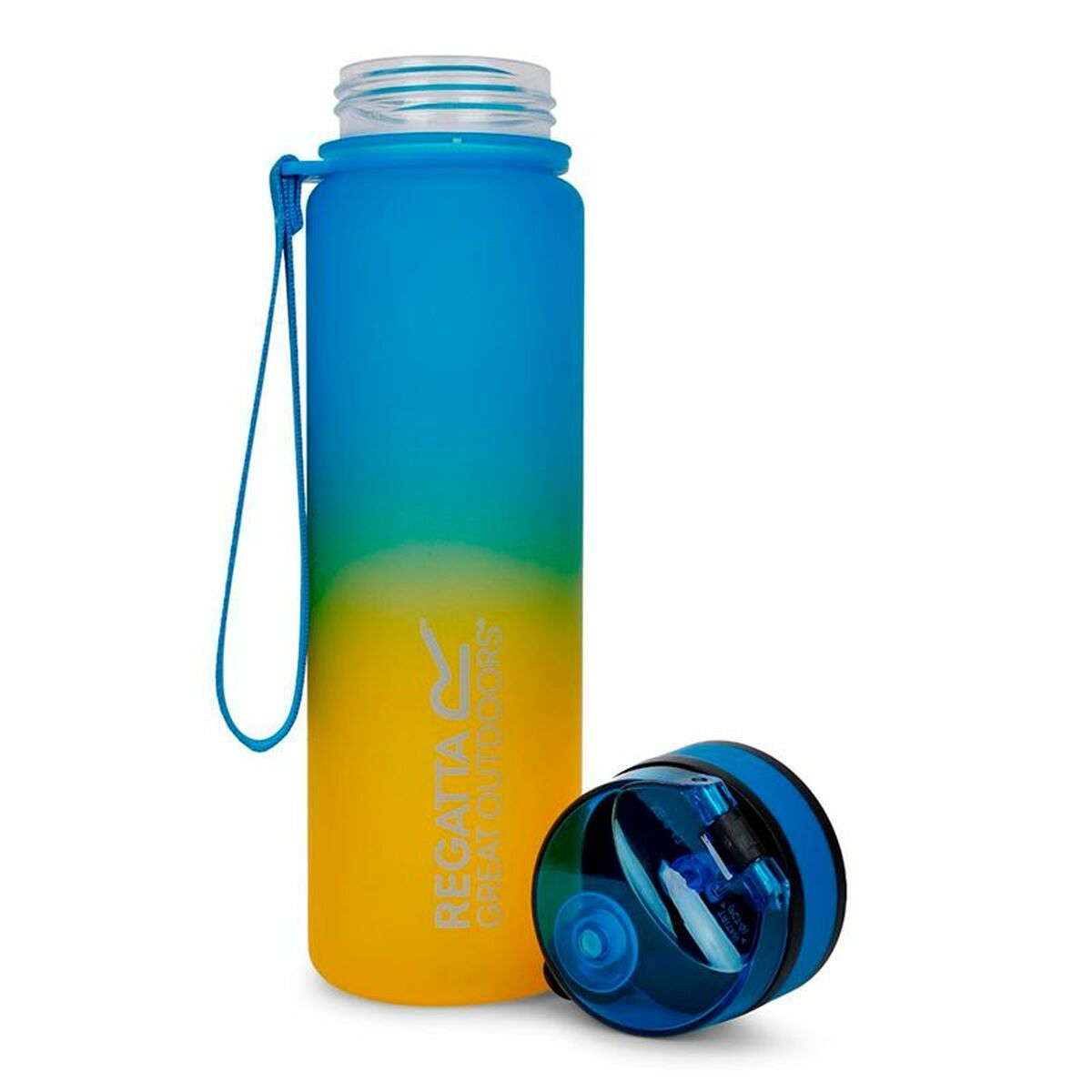 Eine blau-gelbe Wasserflasche mit Farbverlauf, mit blauem Deckel und blauem Riemen. Der Deckel ist offen, die Flasche steht auf Weiß.