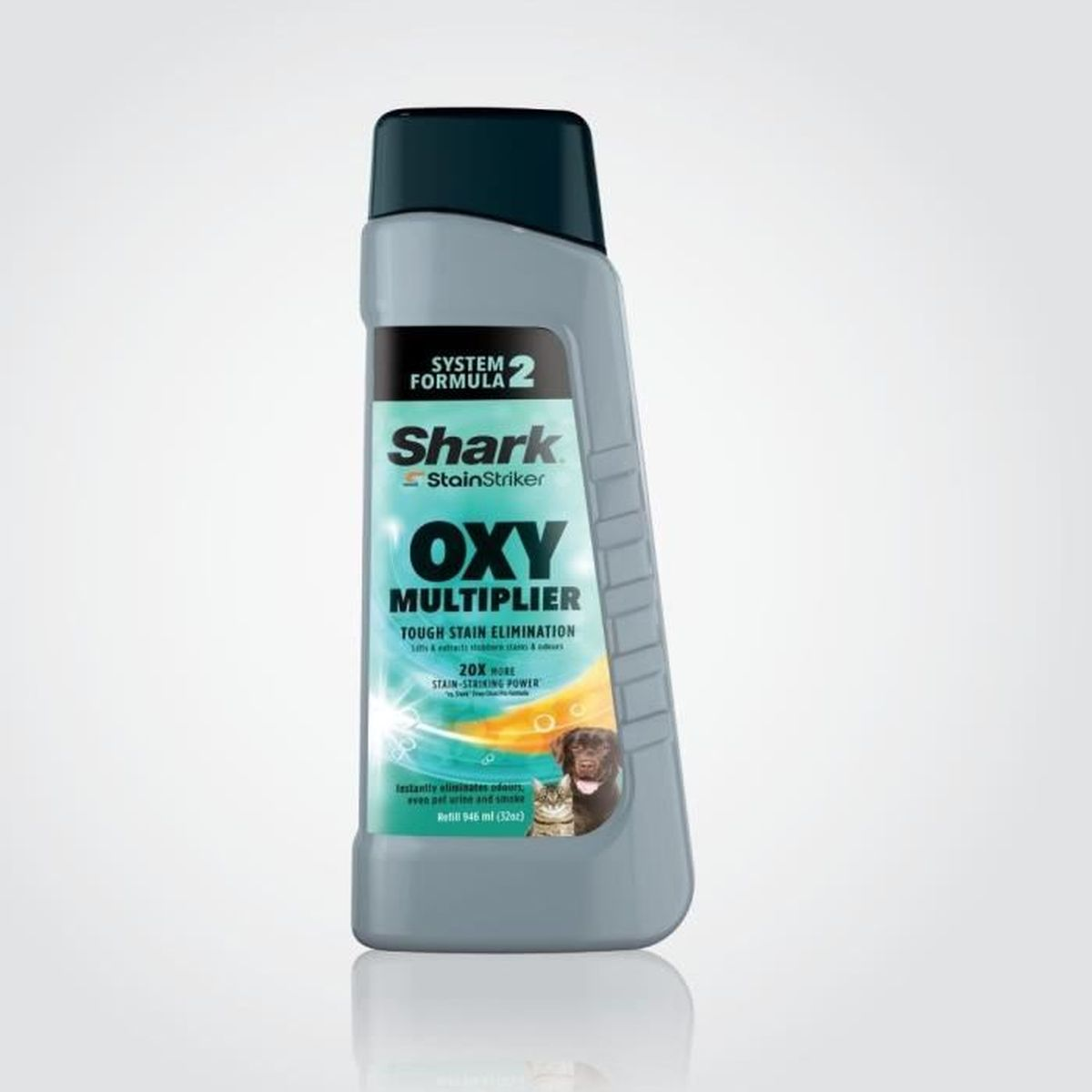 Eine graue Flasche Shark StainStriker Oxy Multiplier. Sie hat einen dunkelblauen Deckel und ein Etikett mit Hund und Katze.
