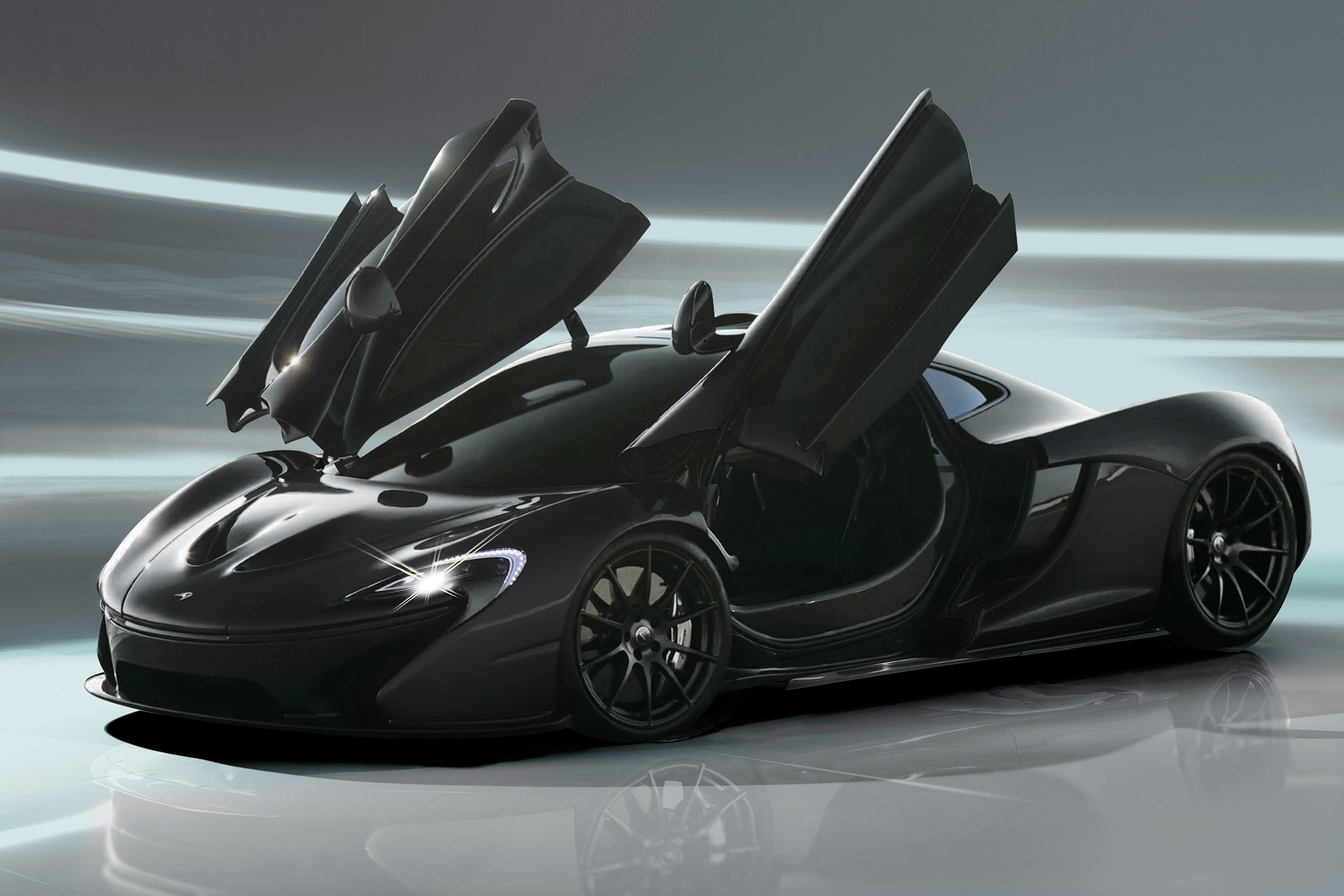 Ein schwarzer McLaren P1 mit geöffneten Türen, hervorgehoben durch eine reflektierende Oberfläche.