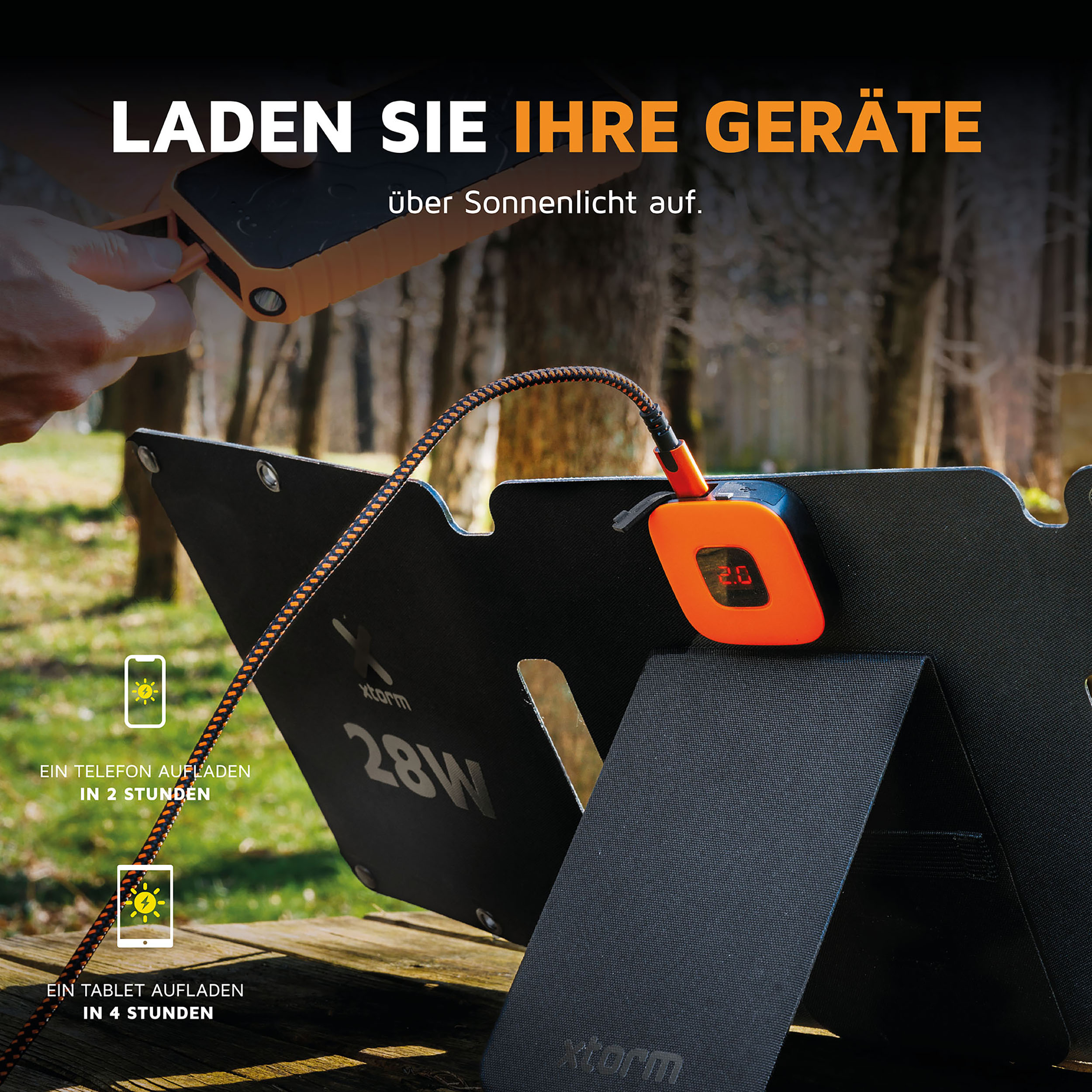 Pannello solare che carica dispositivi. Testo: 'Laden Sie ihre Geräte über Sonnenlicht auf'. Telefono e tablet.