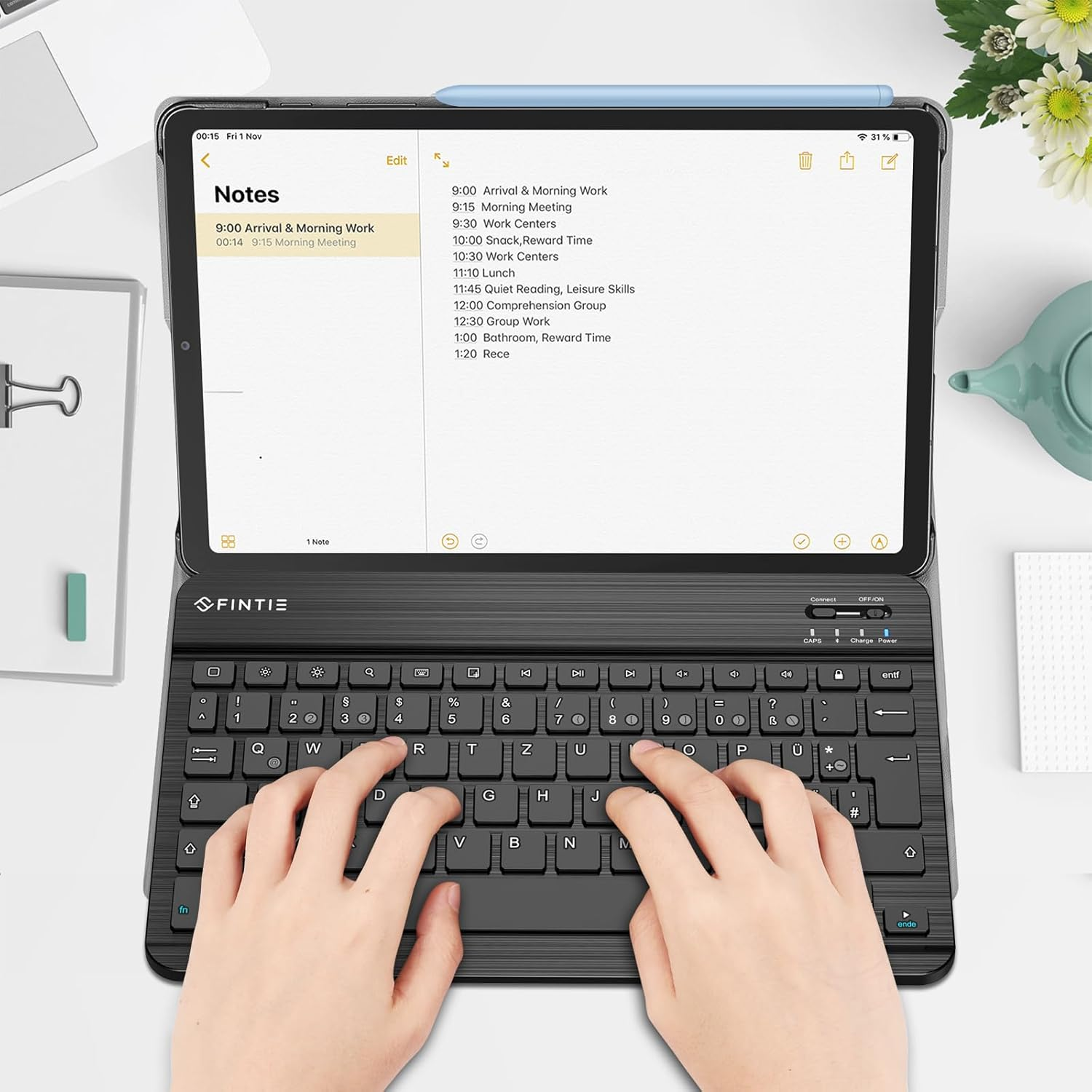 Ein Tablet mit Tastatur und blauem Stift zeigt einen Zeitplan in einer Notizen-App an.