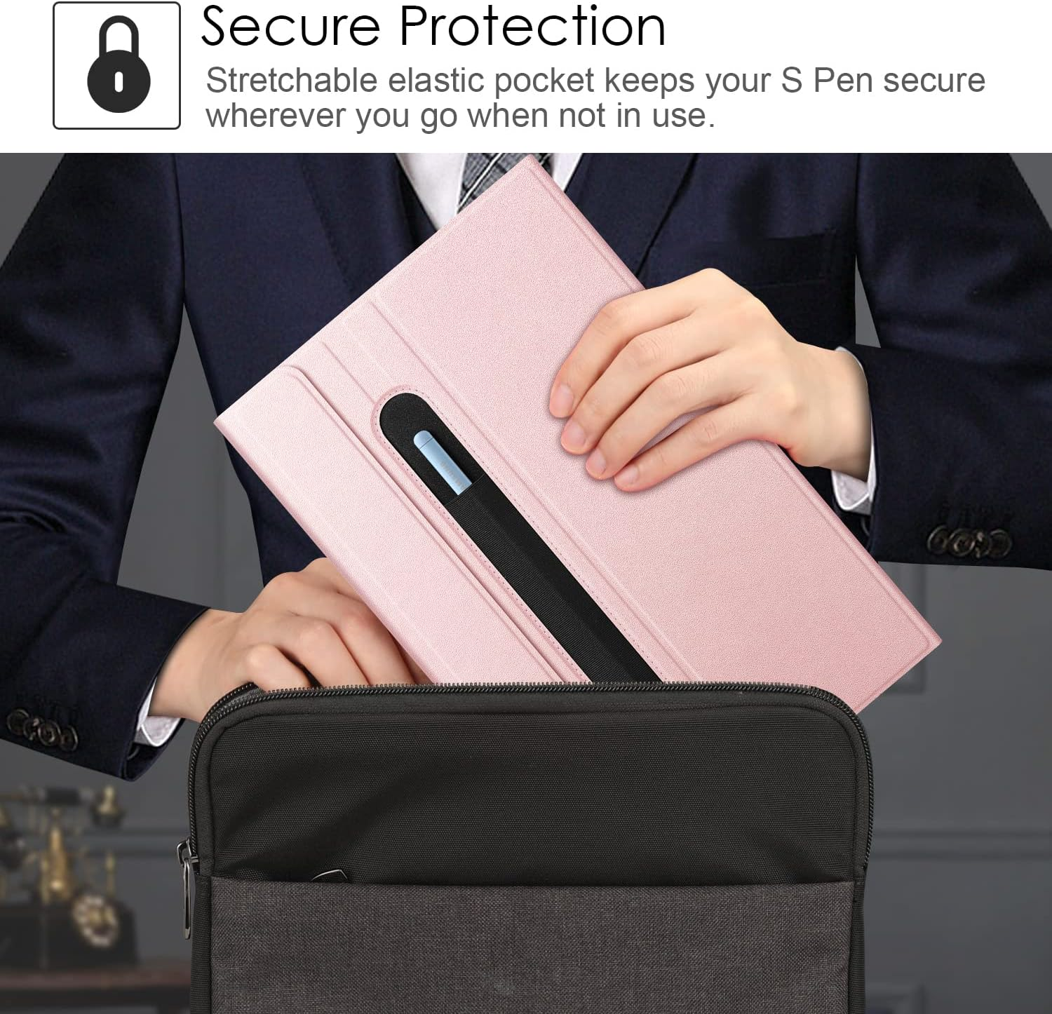 Eine Person hält eine rosa Tablet-Hülle mit Stift. Die Hülle befindet sich in einer Tasche.