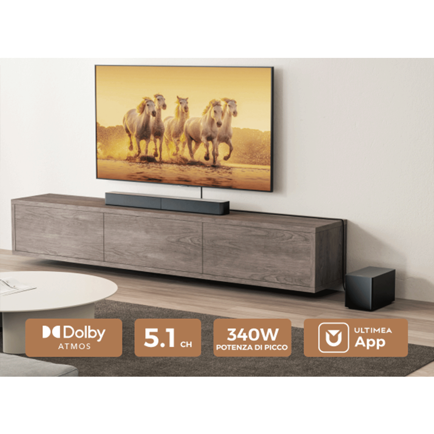 TV con cavalli, soundbar, sub e loghi delle funzionalità.