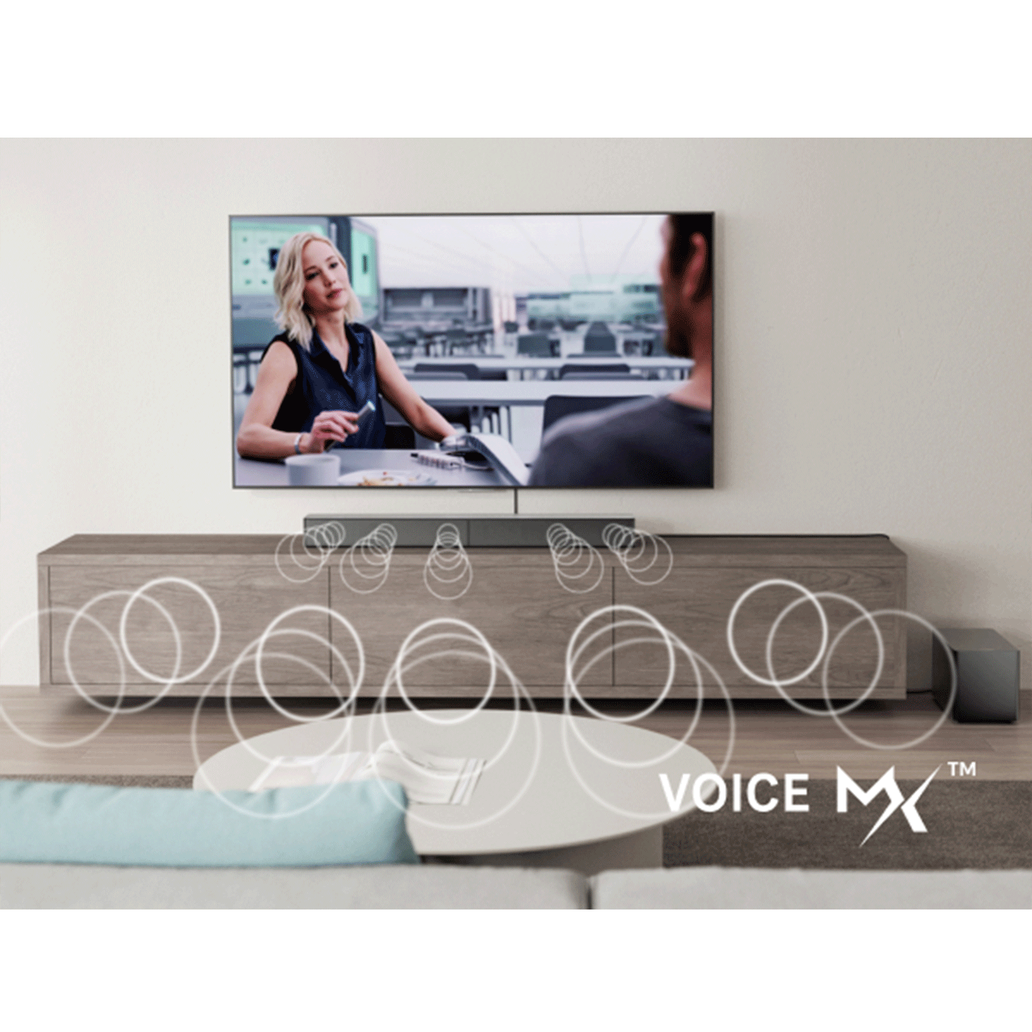 TV con donna, soundbar e onde sonore.