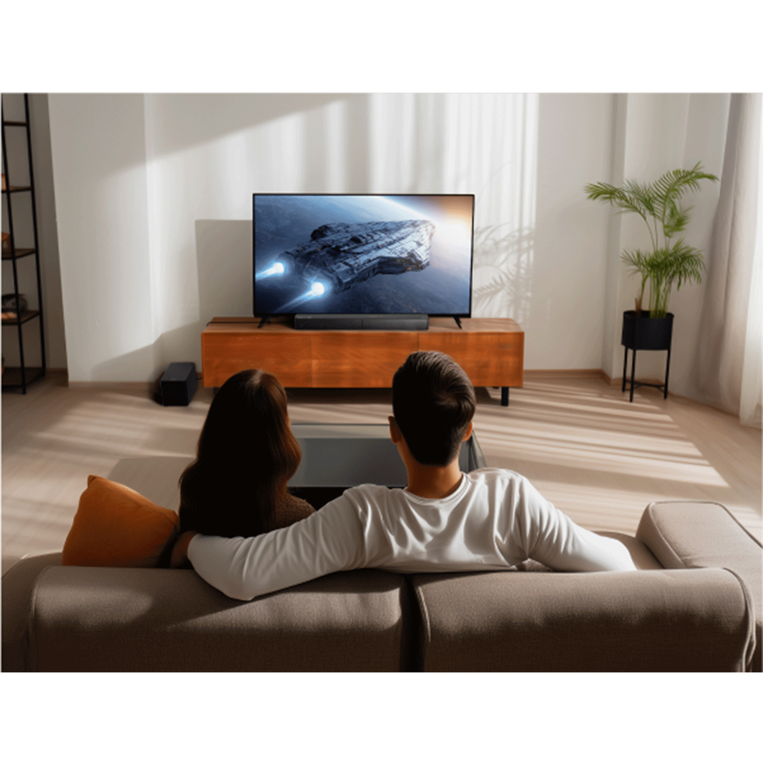 Coppia sul divano guarda la TV con navicella spaziale.