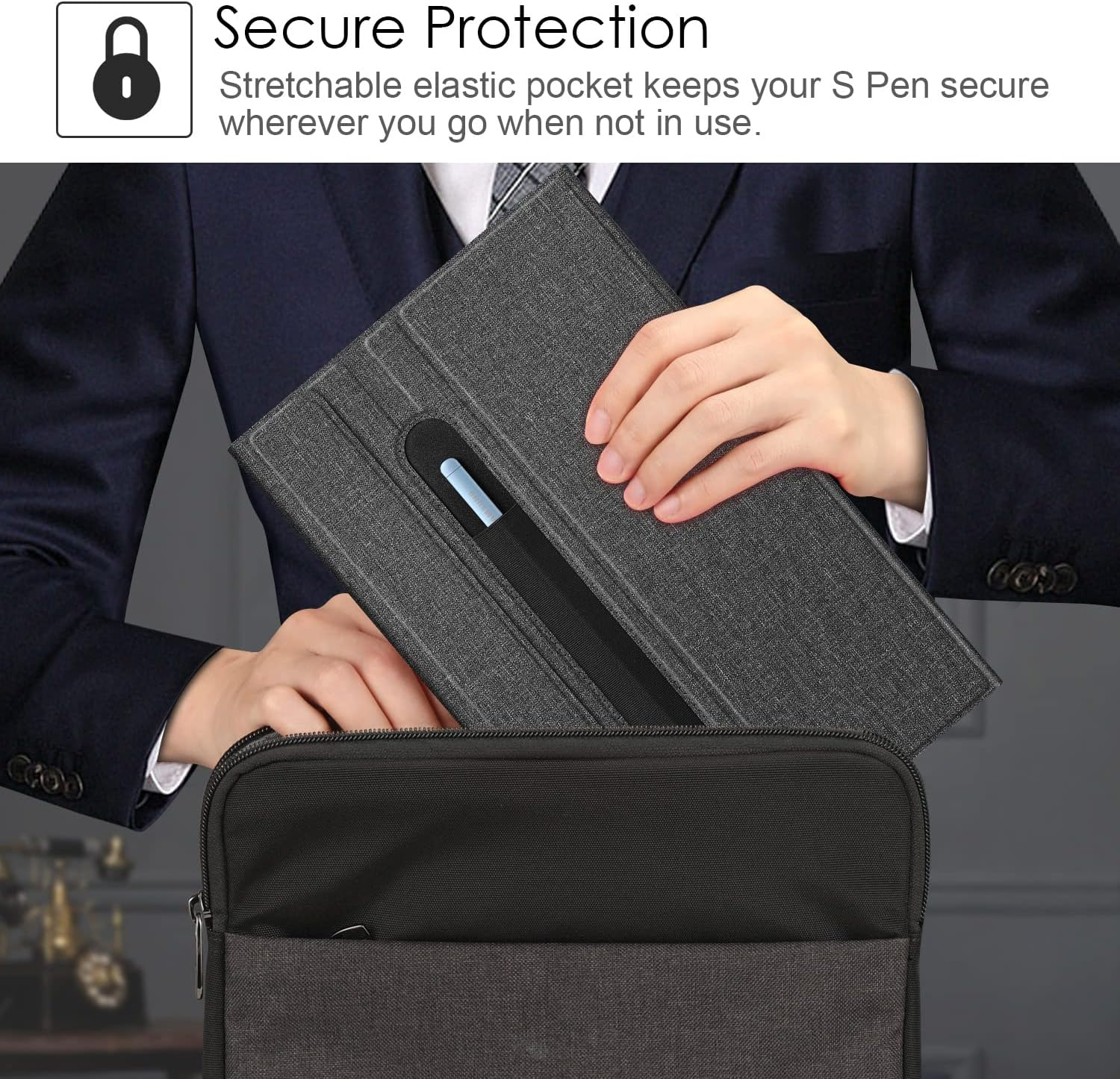 Eine Person hält eine Tablethülle mit Stift. Die Hülle ist geschlossen und vor einem Rucksack gehalten.