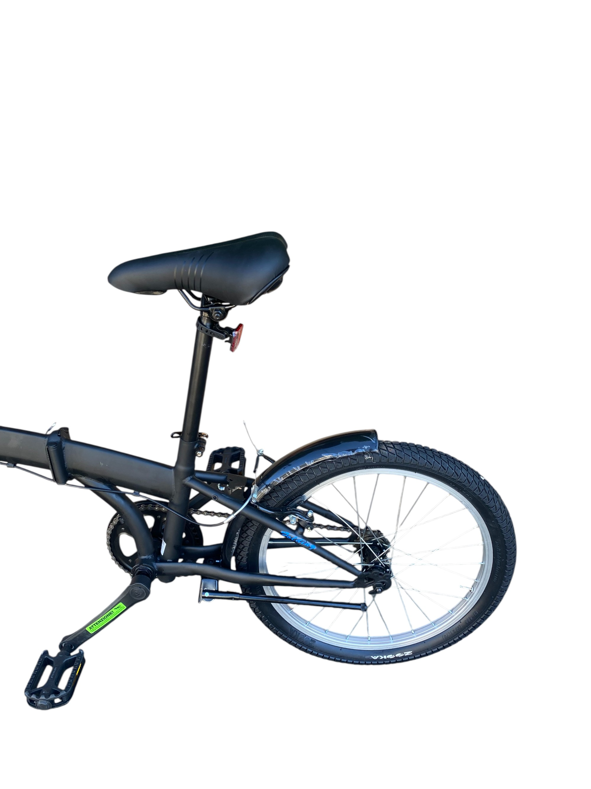 Una bicicletta pieghevole nera, vista lateralmente, isolata su sfondo bianco.