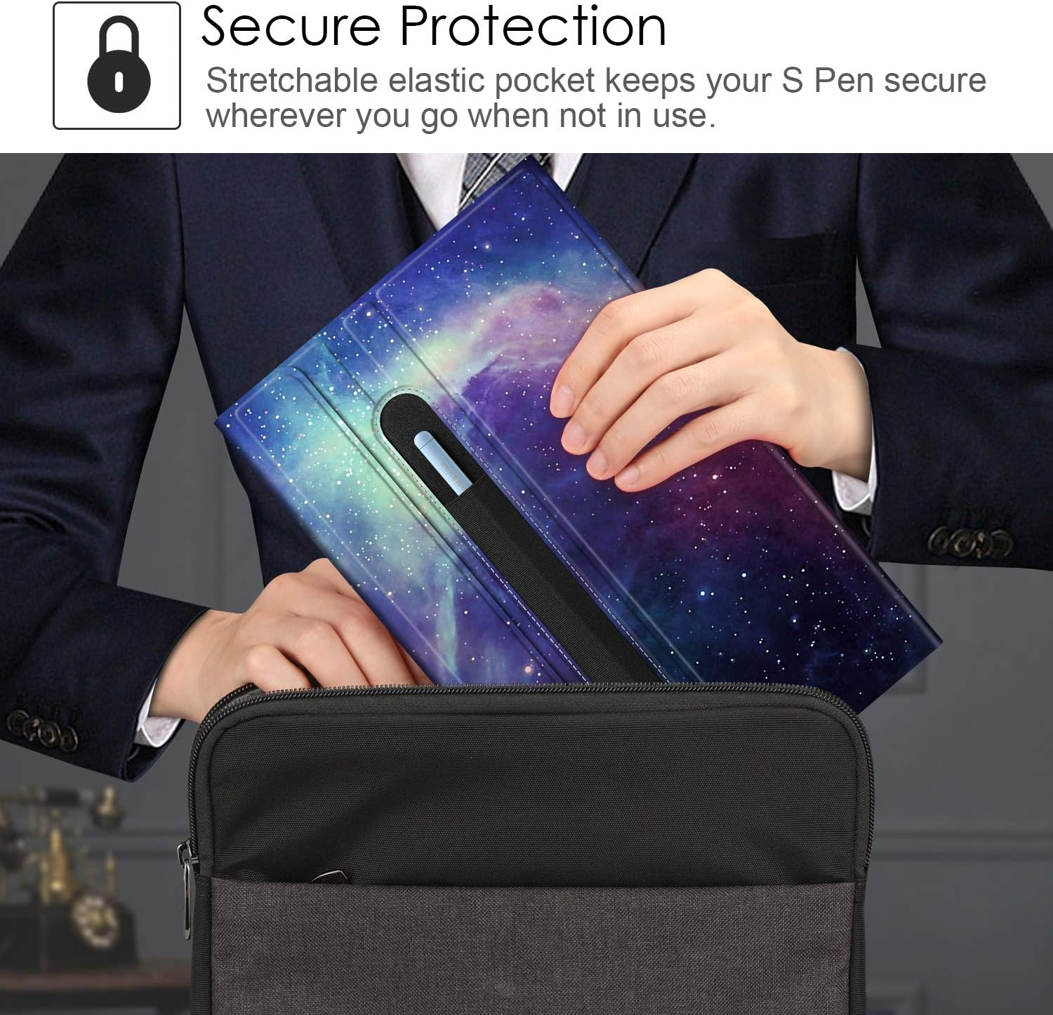 Eine Person hält ein Tablet mit Hülle. Die Hülle hat ein Galaxiedesign, der Stift steckt in einer elastischen Tasche.