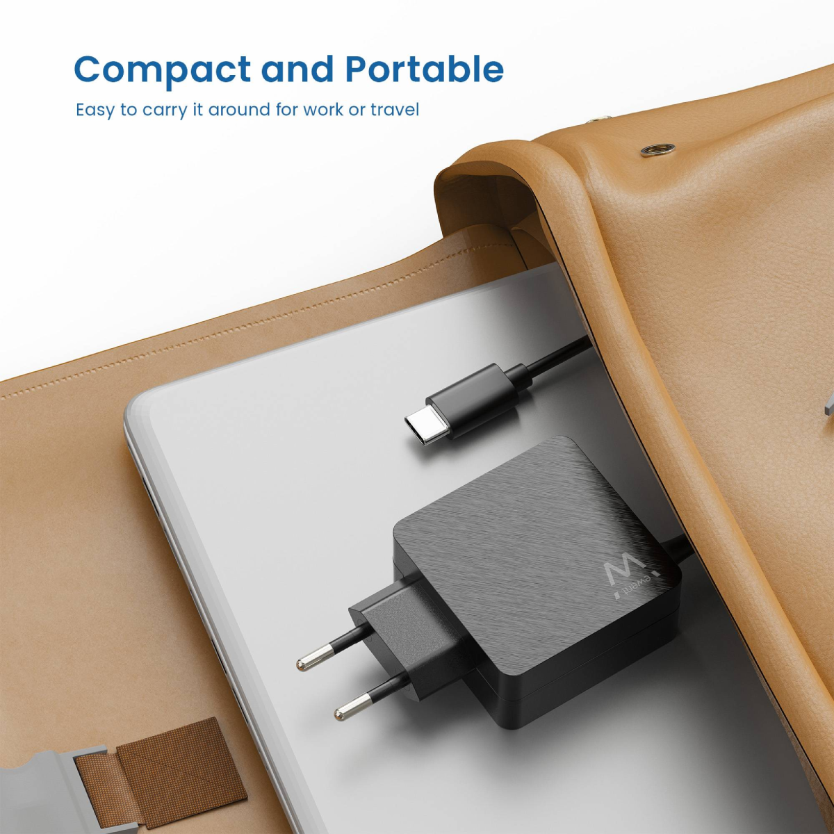 Un caricabatterie nero con un cavo USB-C è all'interno di una borsa marrone con un tablet grigio chiaro.