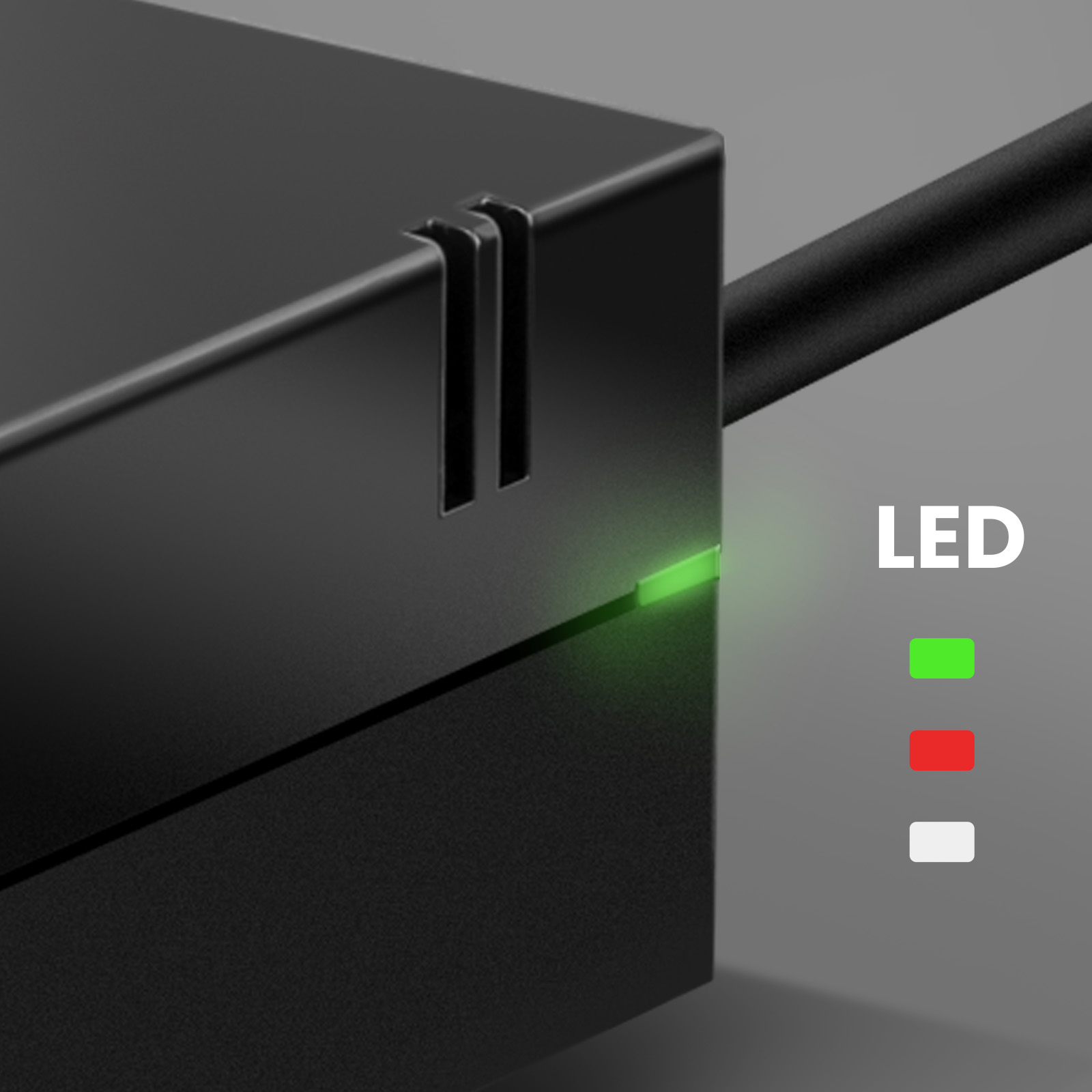 Primo piano di un alimentatore nero con un indicatore LED verde.