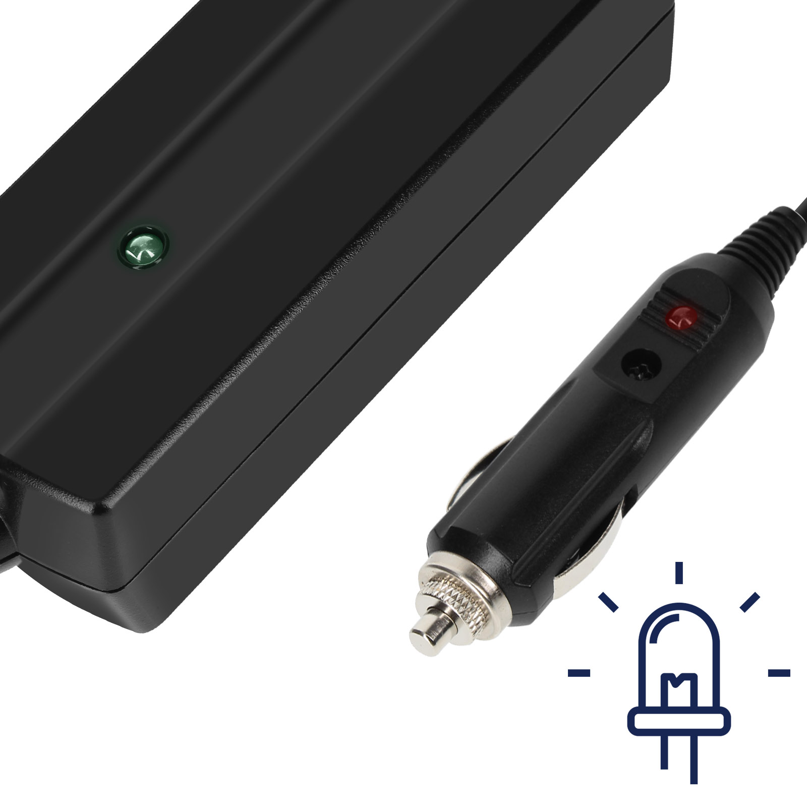 Zbliżenie czarnej ładowarki z zieloną diodą LED i wtyczką samochodową z czerwonym światłem.