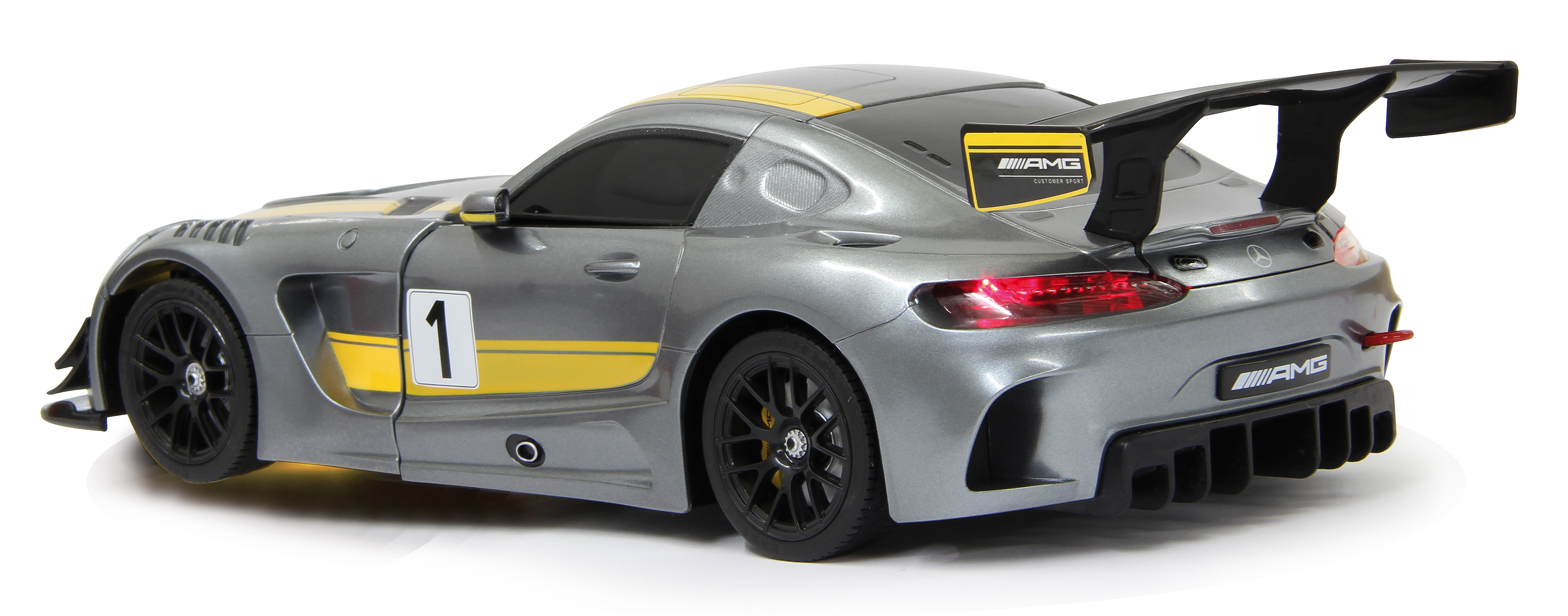 Ein silbernes und graues AMG-Spielzeugauto mit gelben Streifen und einem großen Spoiler auf weißem Hintergrund.