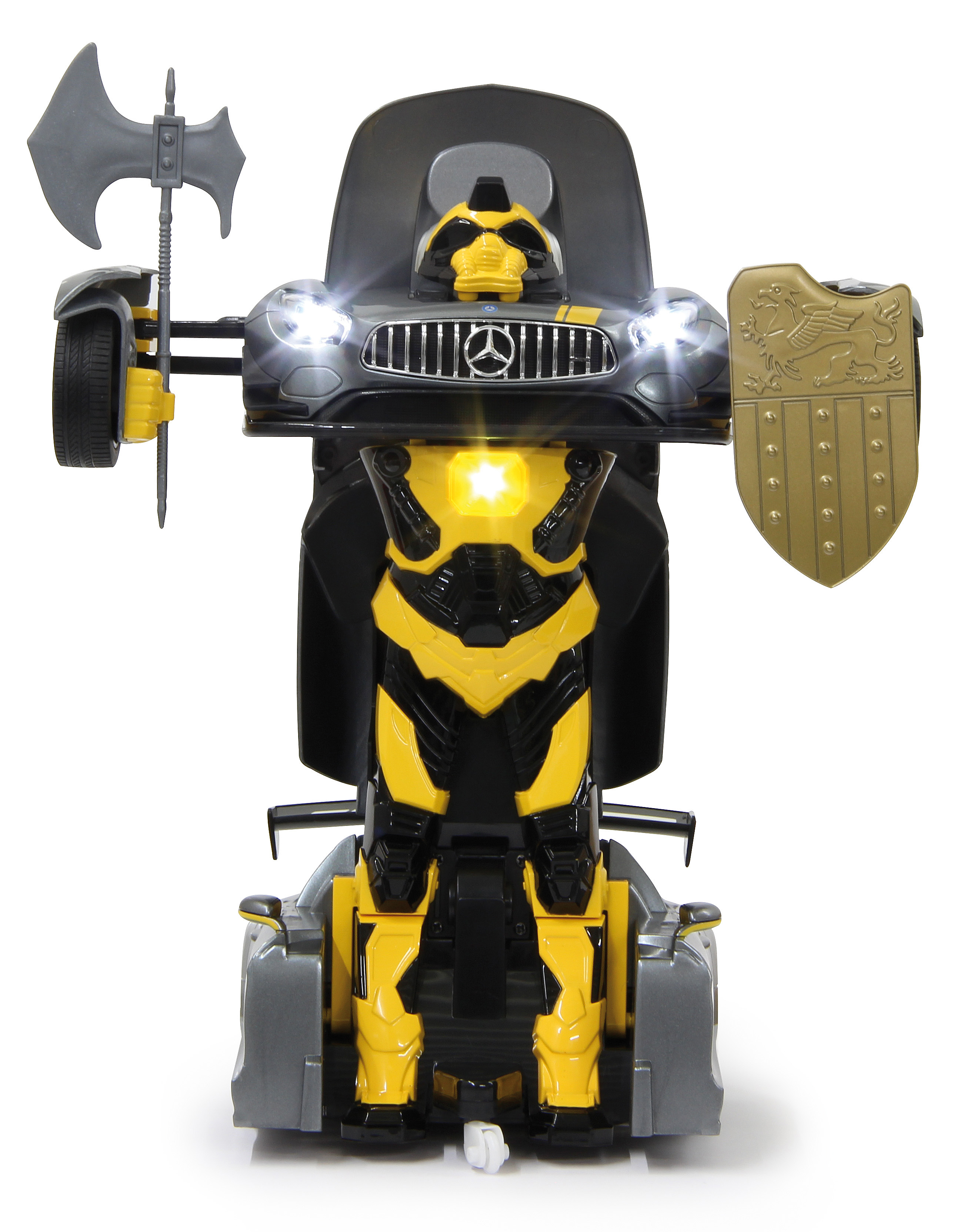 Spielzeugroboter aus einem Auto, mit Axt, Schild und Lichtern. Der Roboter steht auf weißem Untergrund.