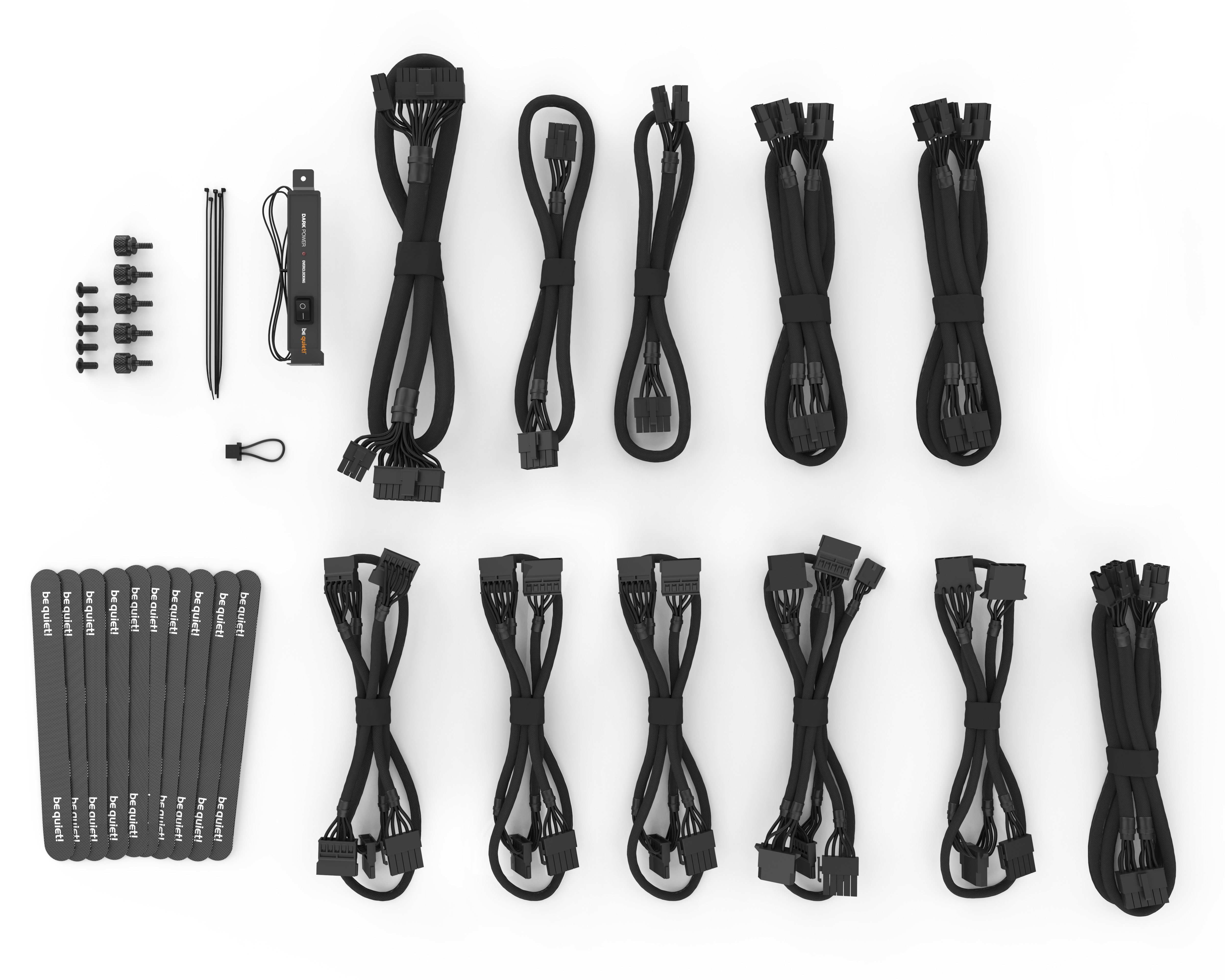 Zestaw kabli, opasek zaciskowych i etykiet do zasilacza.