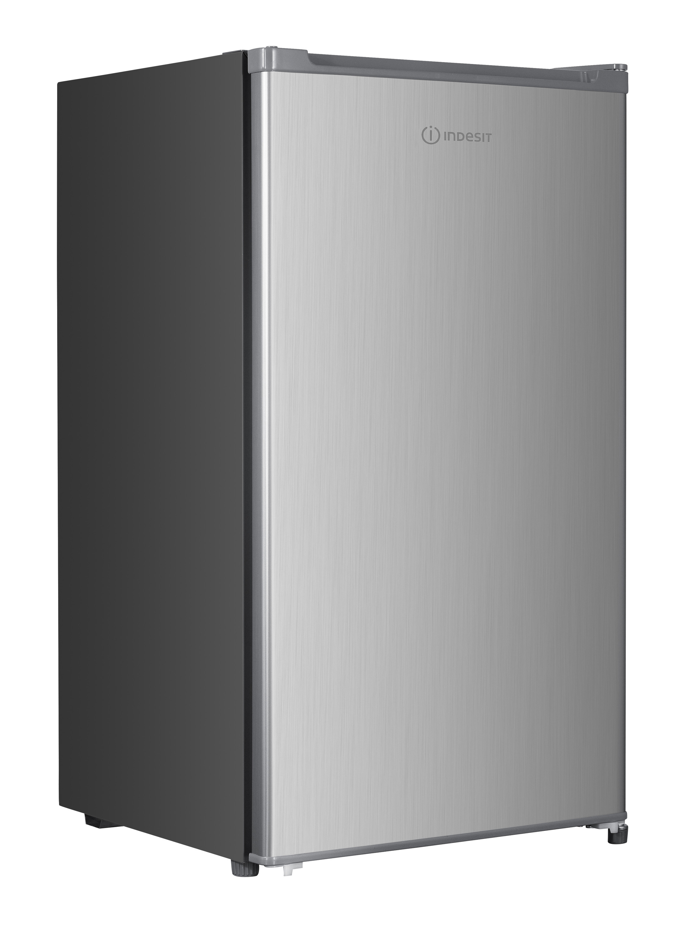 Ein silberner Indesit-Kühlschrank mit dem Logo der Marke. Der Kühlschrank steht vor weißem Hintergrund.